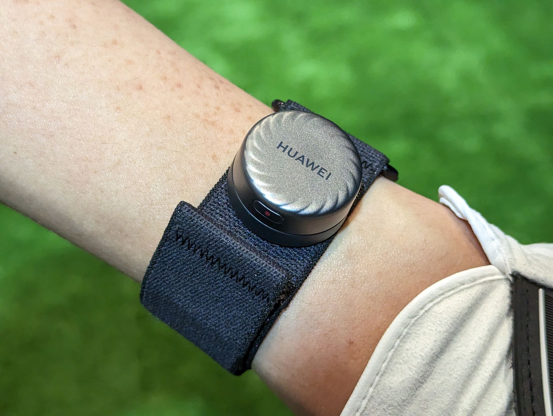 写真は腕に付けた状態。現時点で対応しているランニングでの利用では、足か腰に付けるかたちとなる