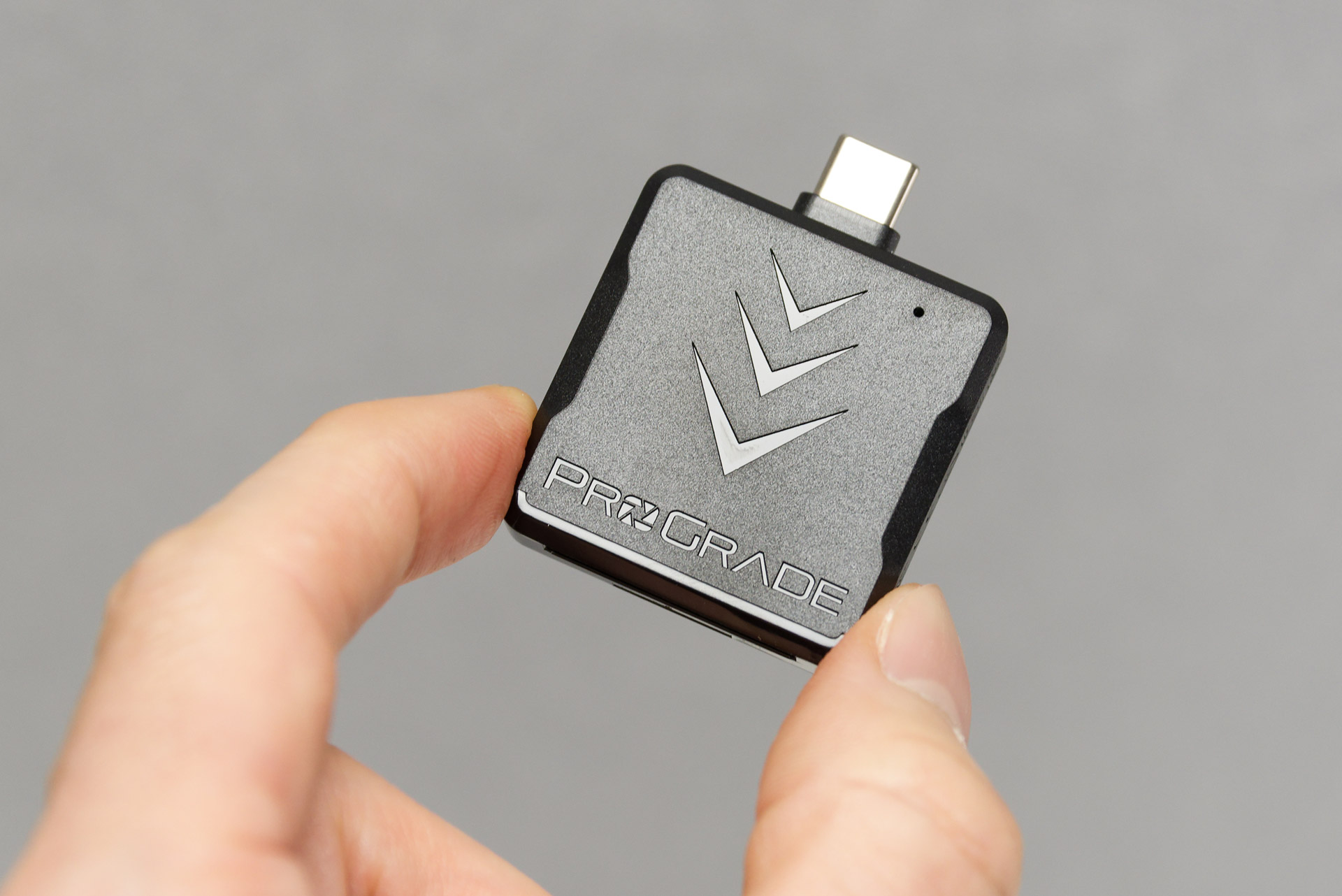 デュアルスロットの高性能SDカードリーダー