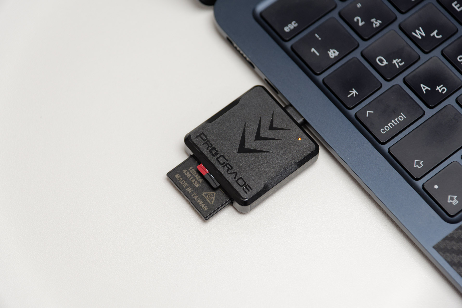 両スロットにメディアを挿入しておけば、パソコン側から2枚同時にアクセス可能。もちろんスマホのType-Cポートに接続して使うこともできる