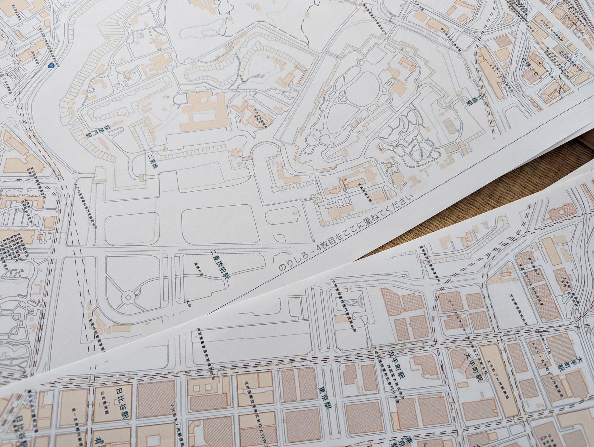 実際にコンビニでプリントアウトしたもの。切り取り線に沿って余白を切り落とし、のりで貼り合わせる