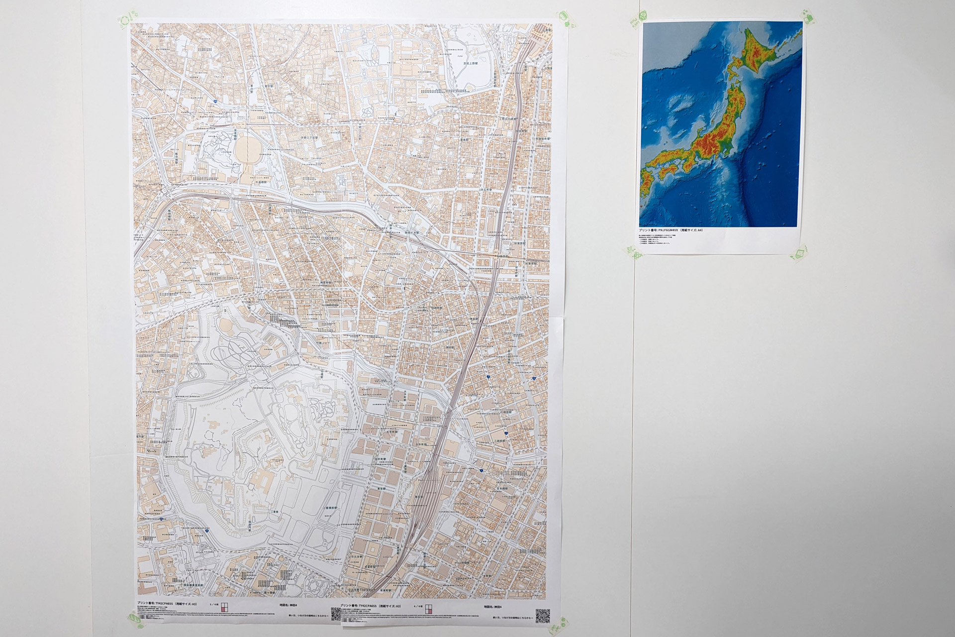 できあがった地図。左がA3×4枚のサイズ、右がA4サイズとなる