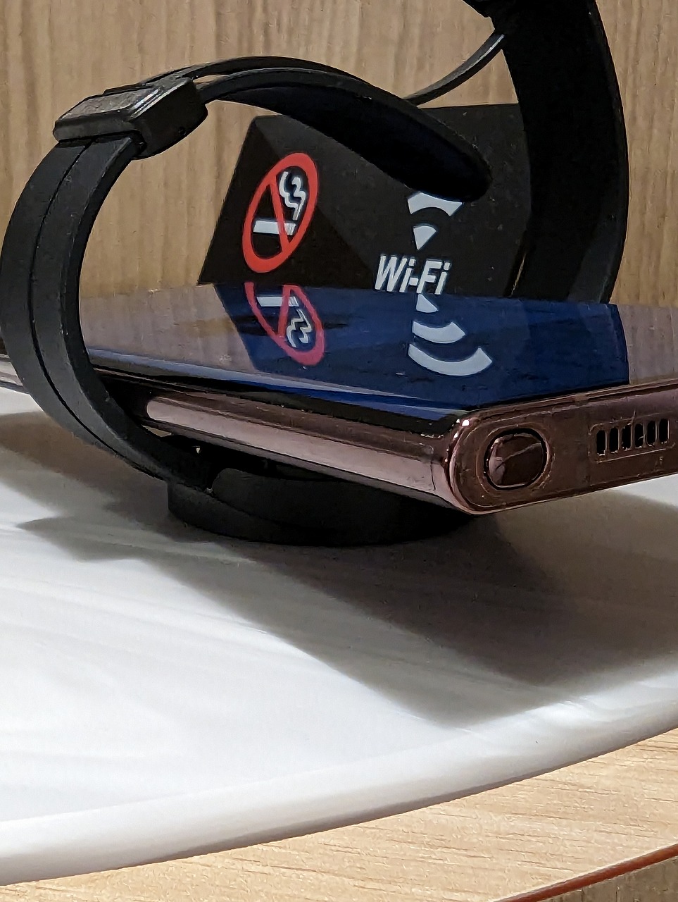 初日で約60%のバッテリーを消費したのでワイヤレスバッテリー共有経由で充電を試みた