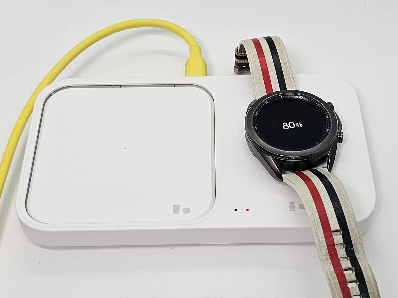 「Galaxy Super Fast Wireless Charger Duo」では標準バンドを装着した「Galaxy Watch5 Pro」を充電できない（Galaxy Watch3は可）