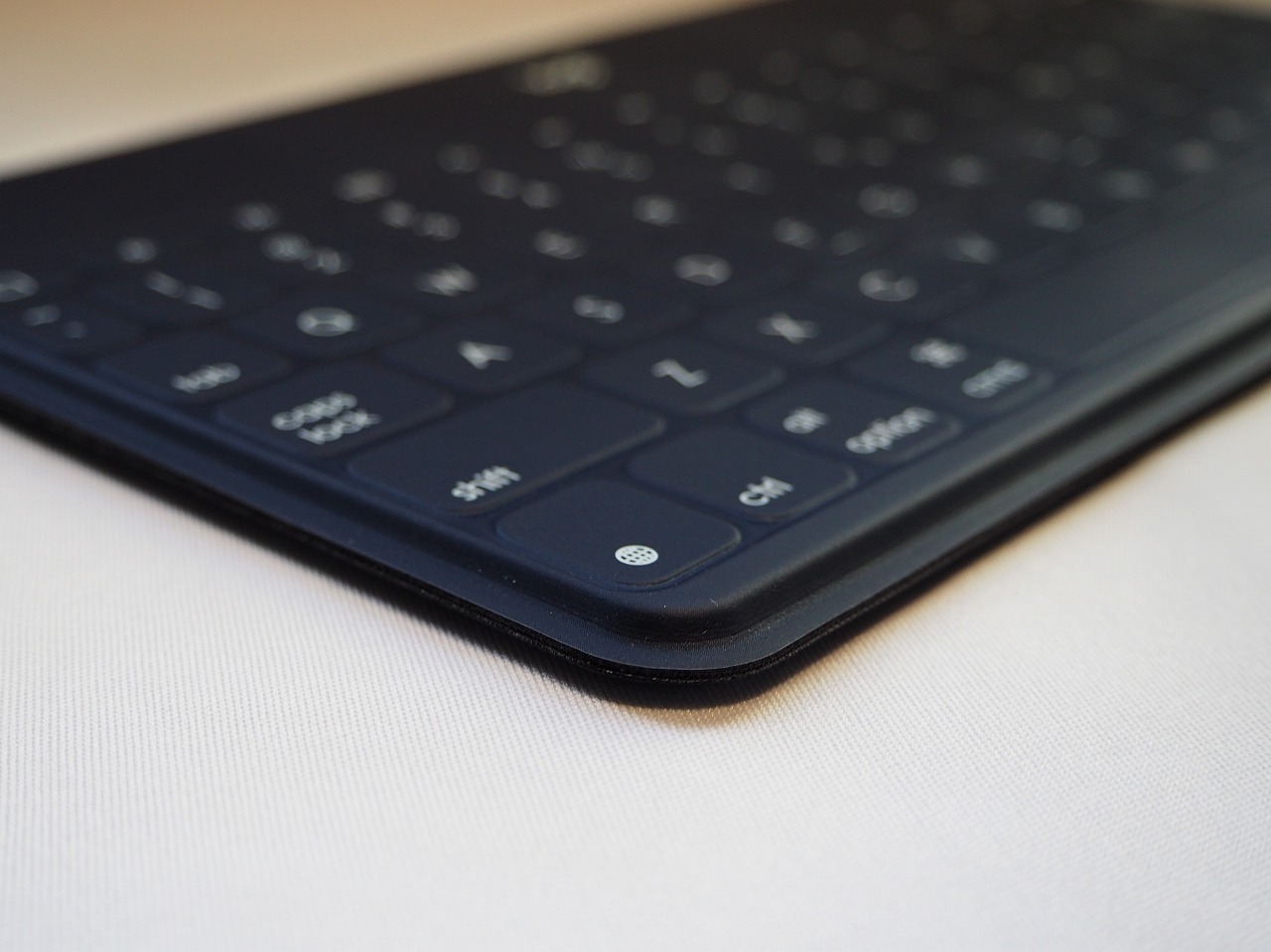 実際に側面から見たところ。かなり薄いのが分かる