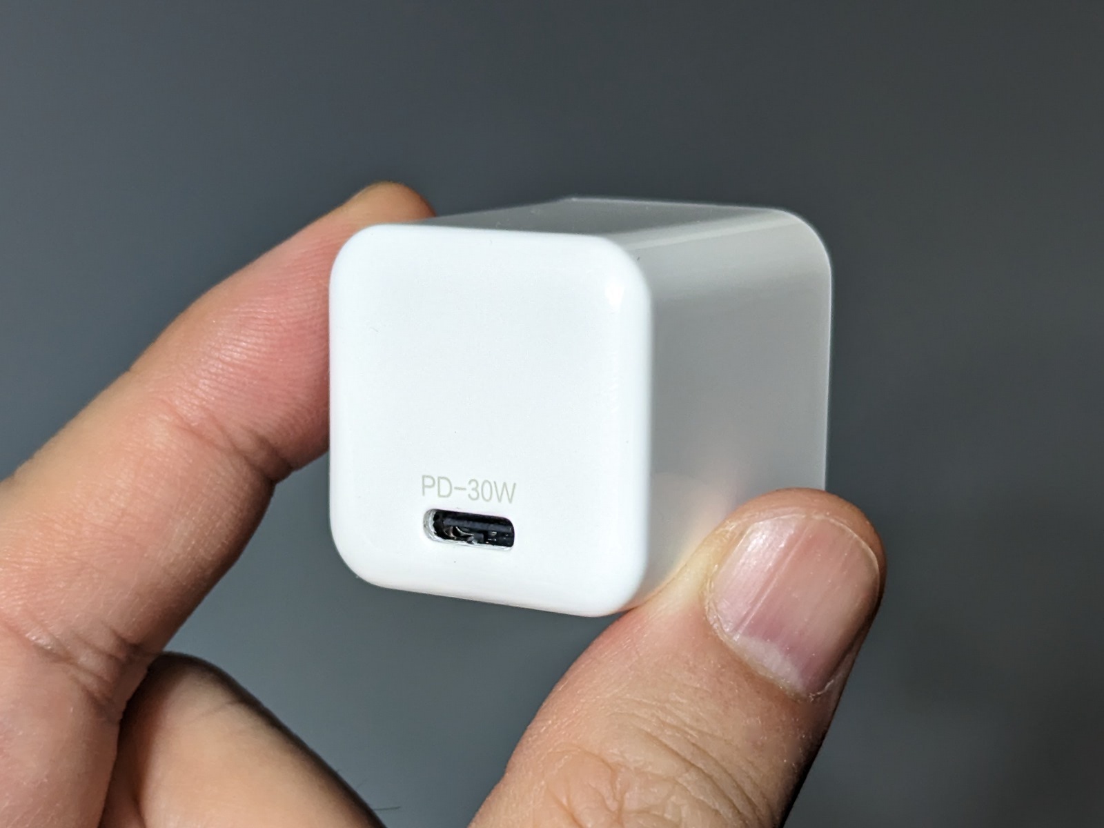 サイコロ状のコンパクトなボディが特徴