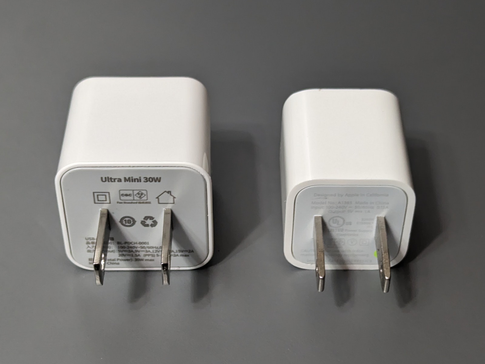 背面の比較。ほぼそっくりだが最大出力は左が30W、右が5Wと約6倍違う