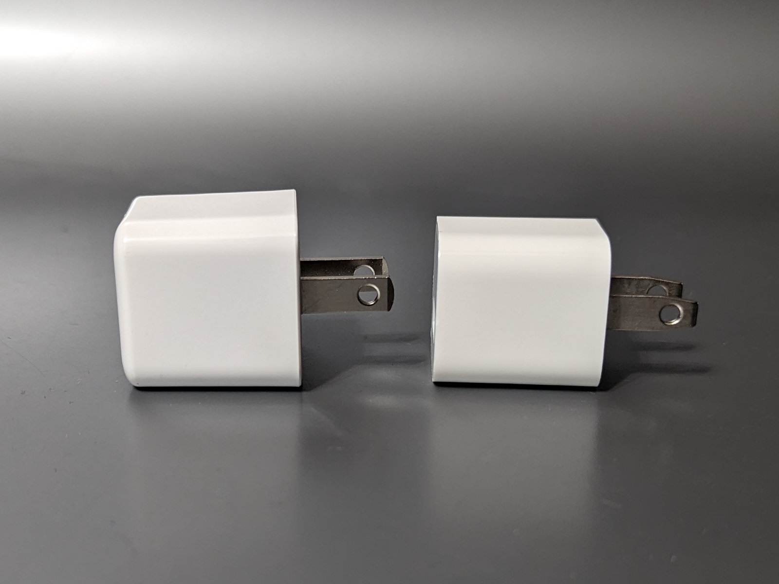 プラグが折りたためないのはどちらの製品も共通している