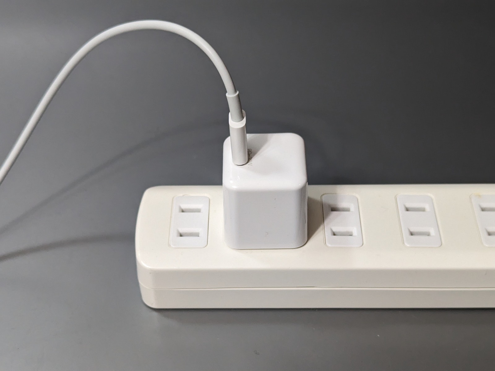 左右のコンセント口に干渉しにくいのが利点だ