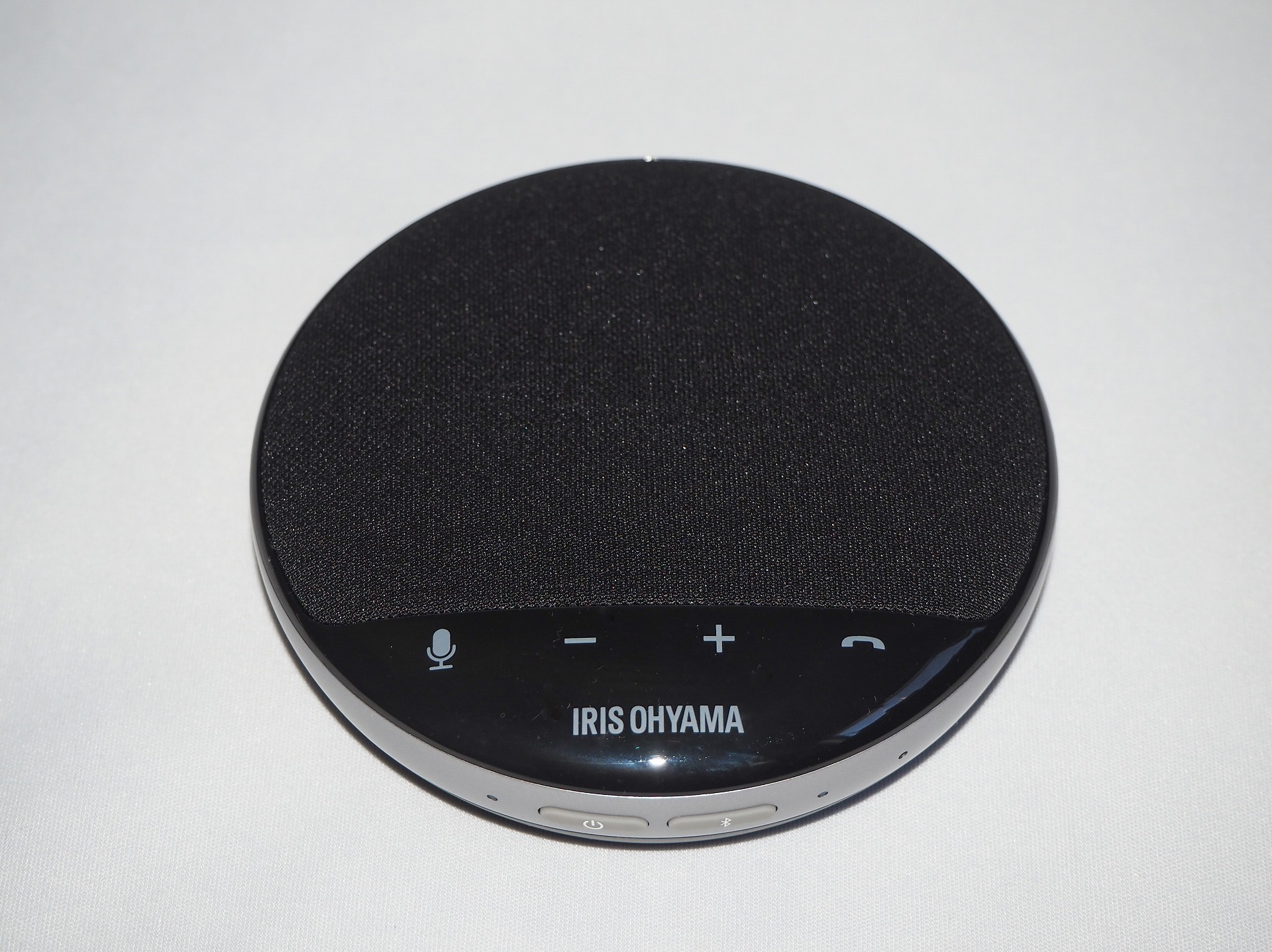 アイリスオーヤマの「CMS-101」。コンパクトなスピーカーフォンでBluetoothだけでなくUSB接続にも対応している。