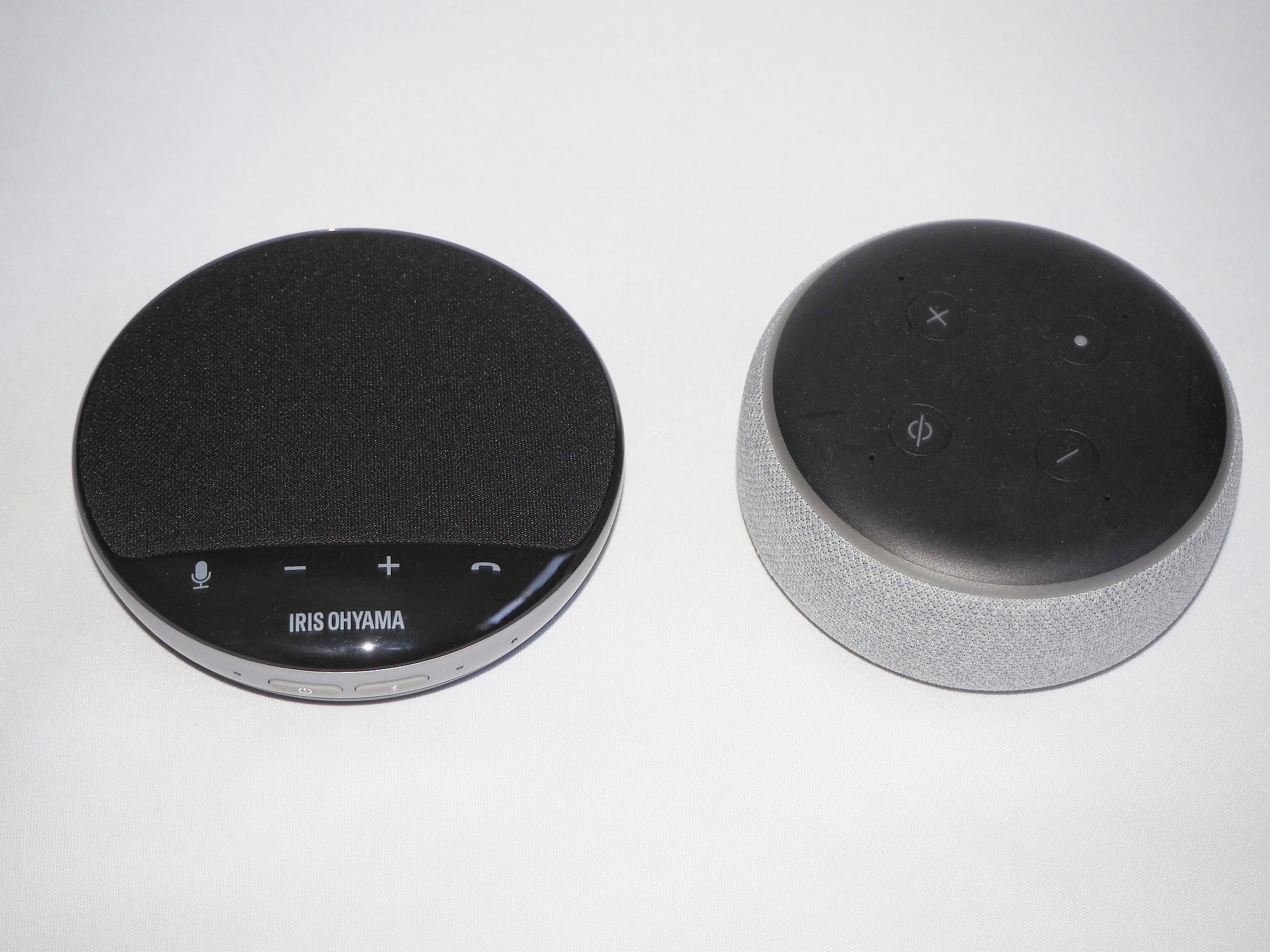 Echo Dotと並べてみたところ。やや薄くて直径は大きいがサイズ感は大きく変わらず、手のひらに乗るサイズのコンパクトさだ。