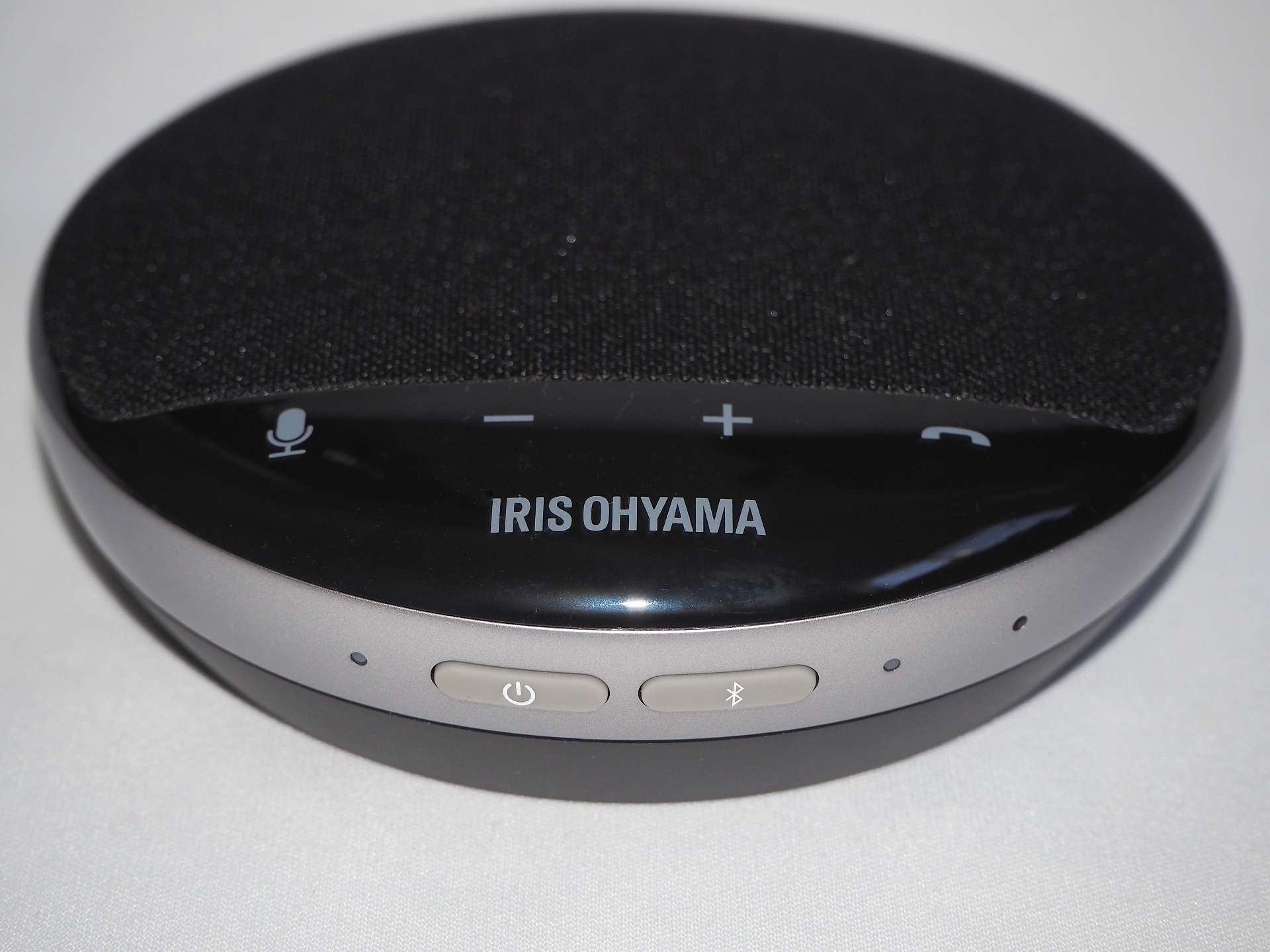 正面上部には音量調節のほか、通話とマイクのオン・オフができるボタンを用意。下部にあるのは電源ボタンとペアリング用のボタンだ。