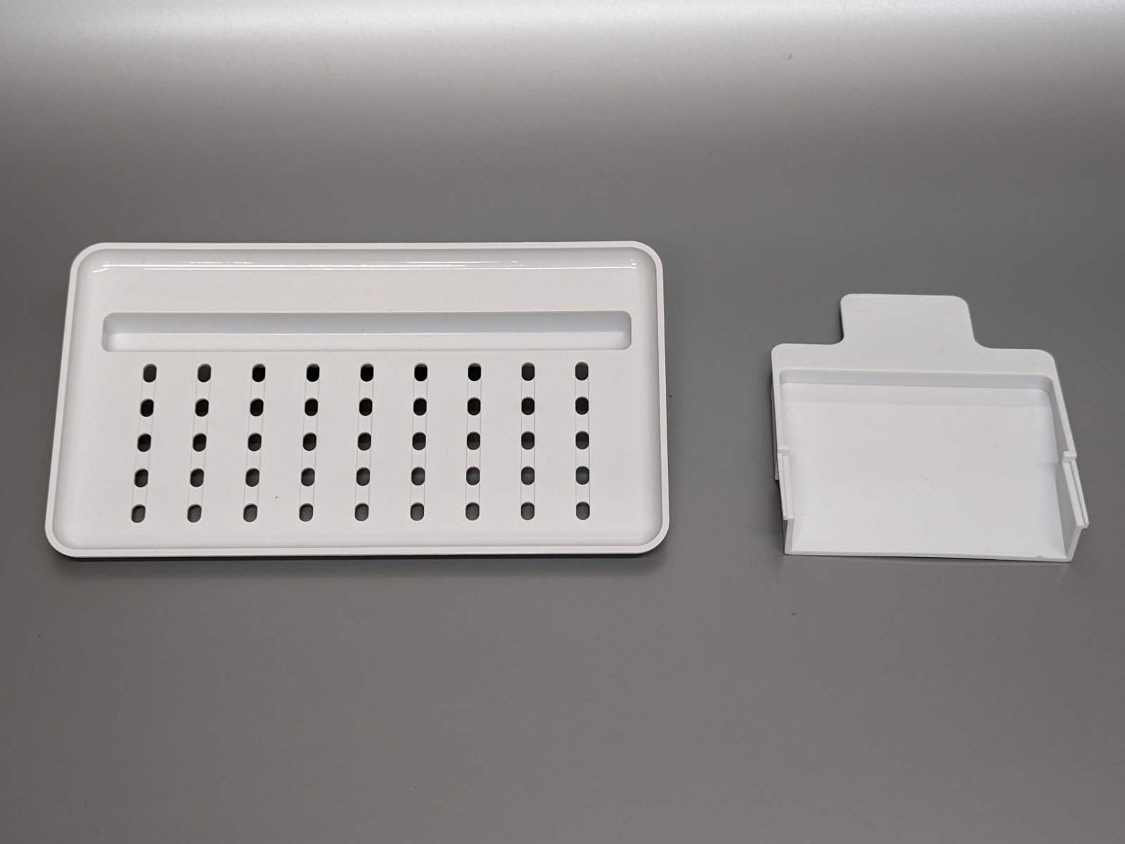 2パーツで構成されている。素材はABS樹脂