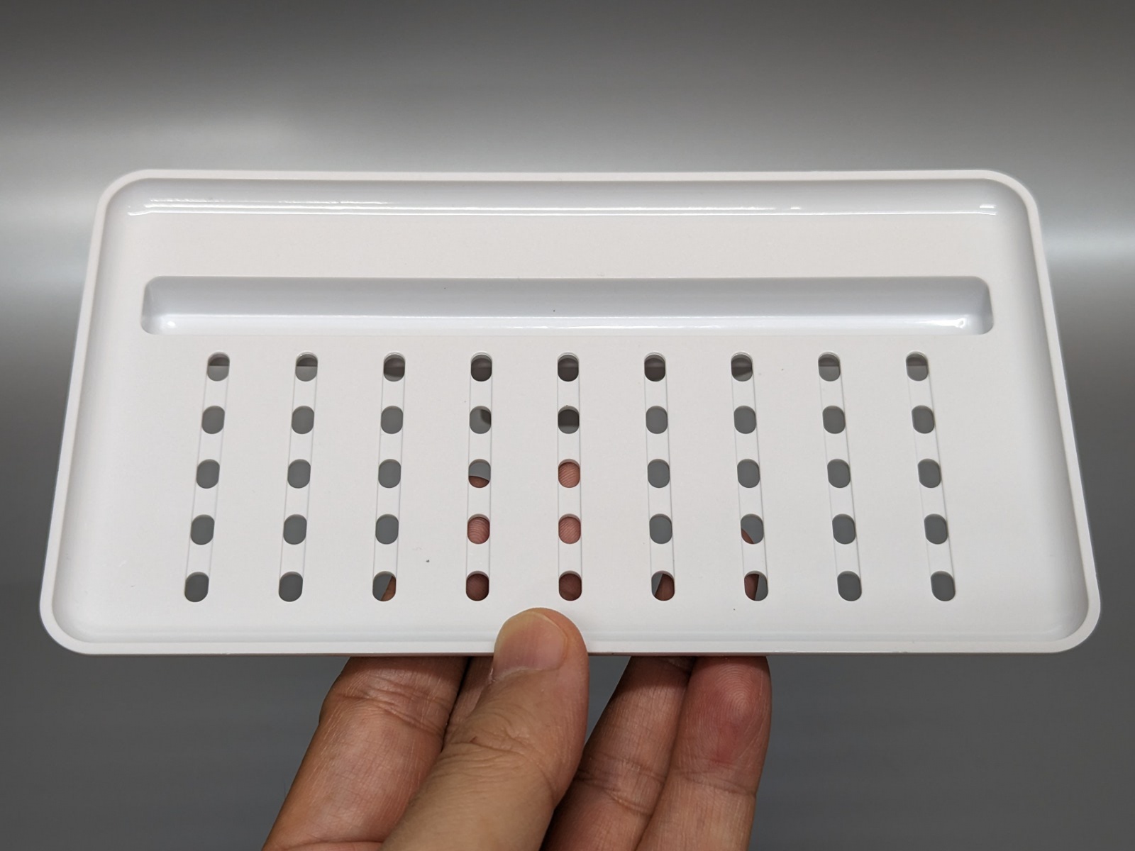 トレイ部にはスマホを立てるための溝がある。サイズは10×18cm