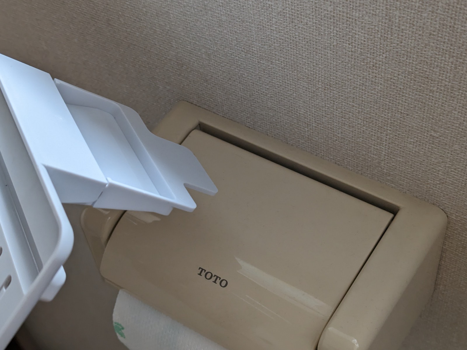 トイレットペーパーのホルダーに上から差し込むだけ
