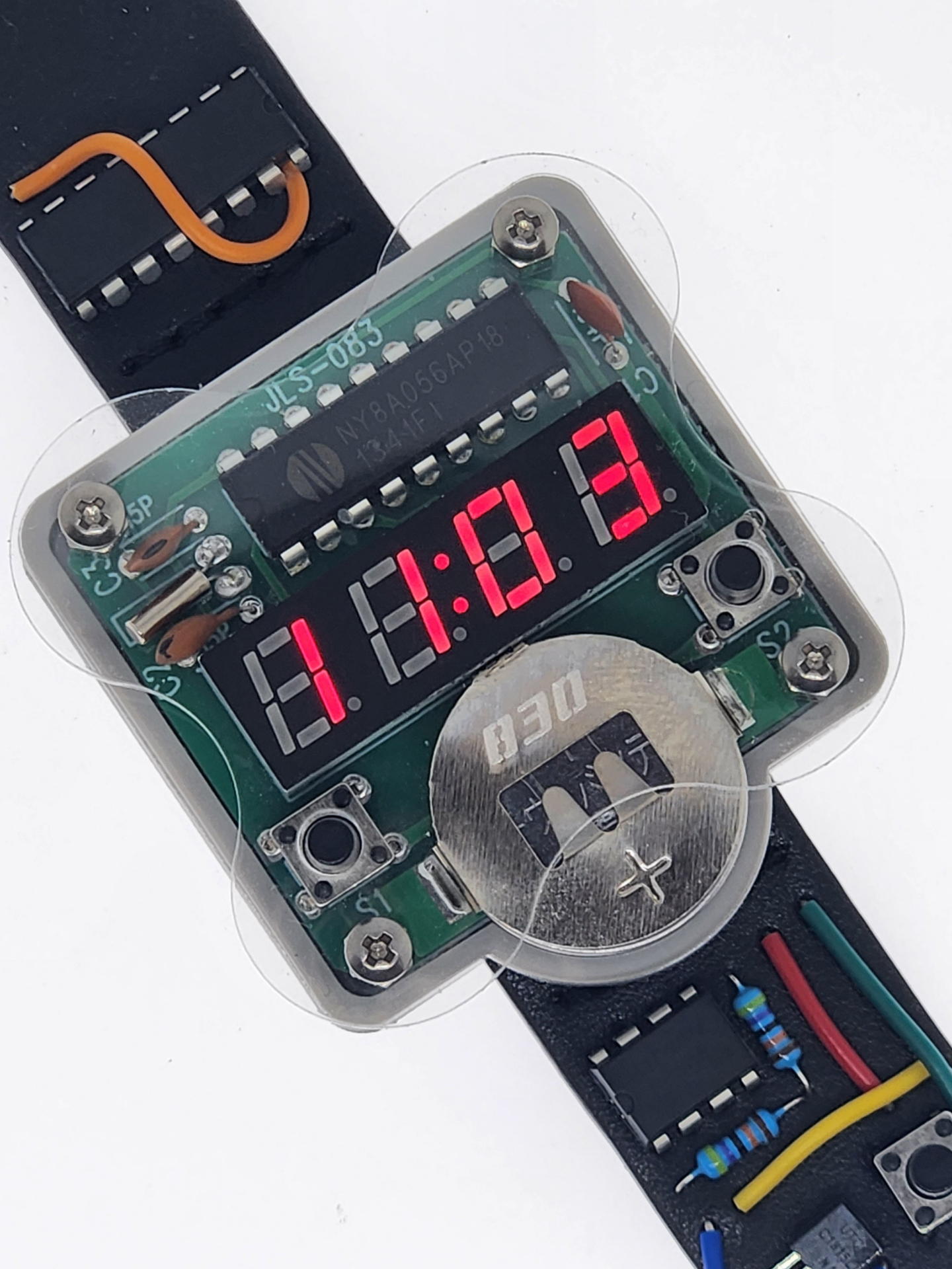 操作ボタンは2個だけ。左側のボタンを押すとHH:MMイメージで時間：分が5秒間だけ赤く表示される。カレンダー表示機能は無いので昭和なWATCHBAND CALENDARが役立ちそう