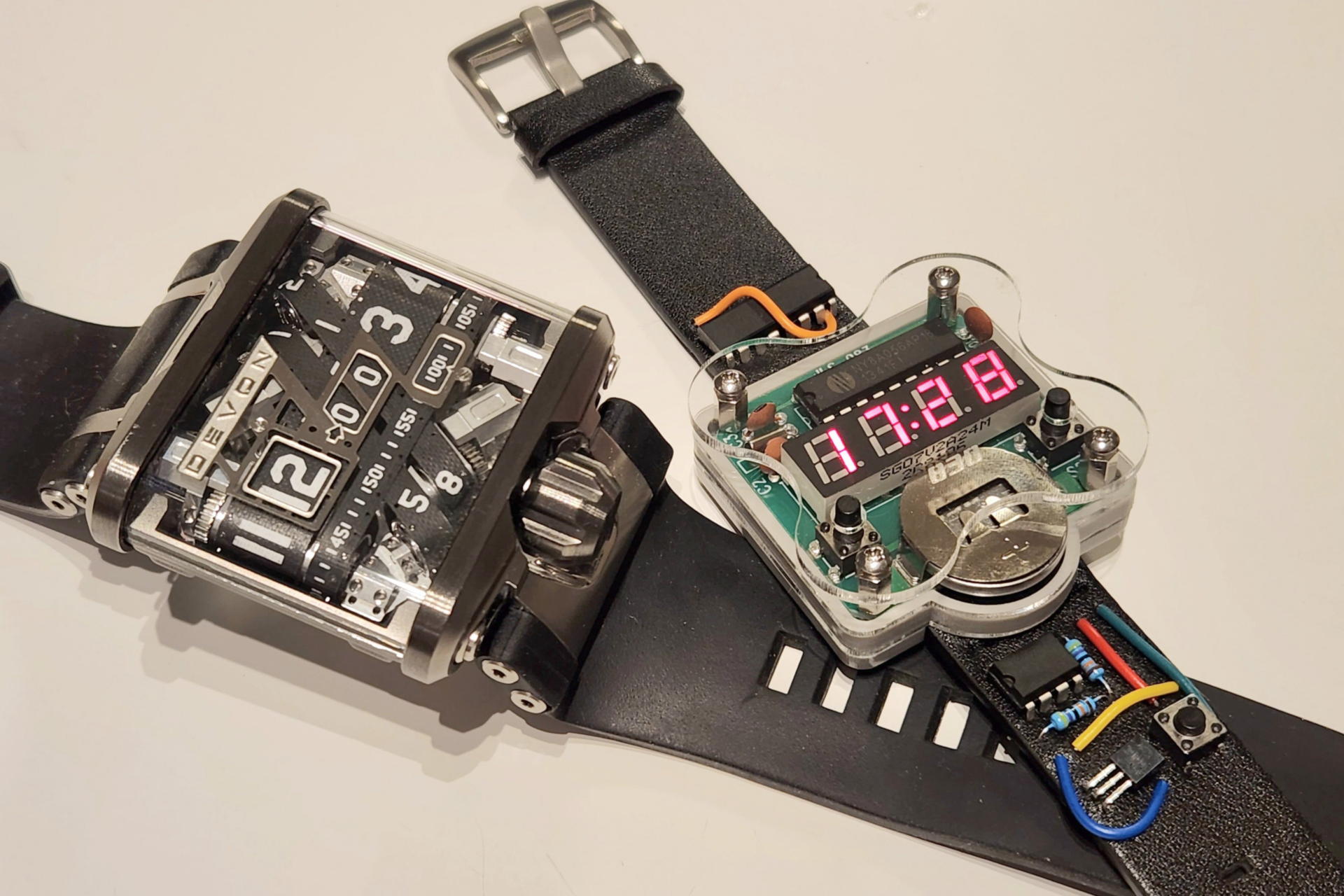 外形サイズ的には使ってる期間より修理期間の方が長いDevon Watchに近いが枯れたテクノロジーのプロトXの方がきっと腕時計としては安定している