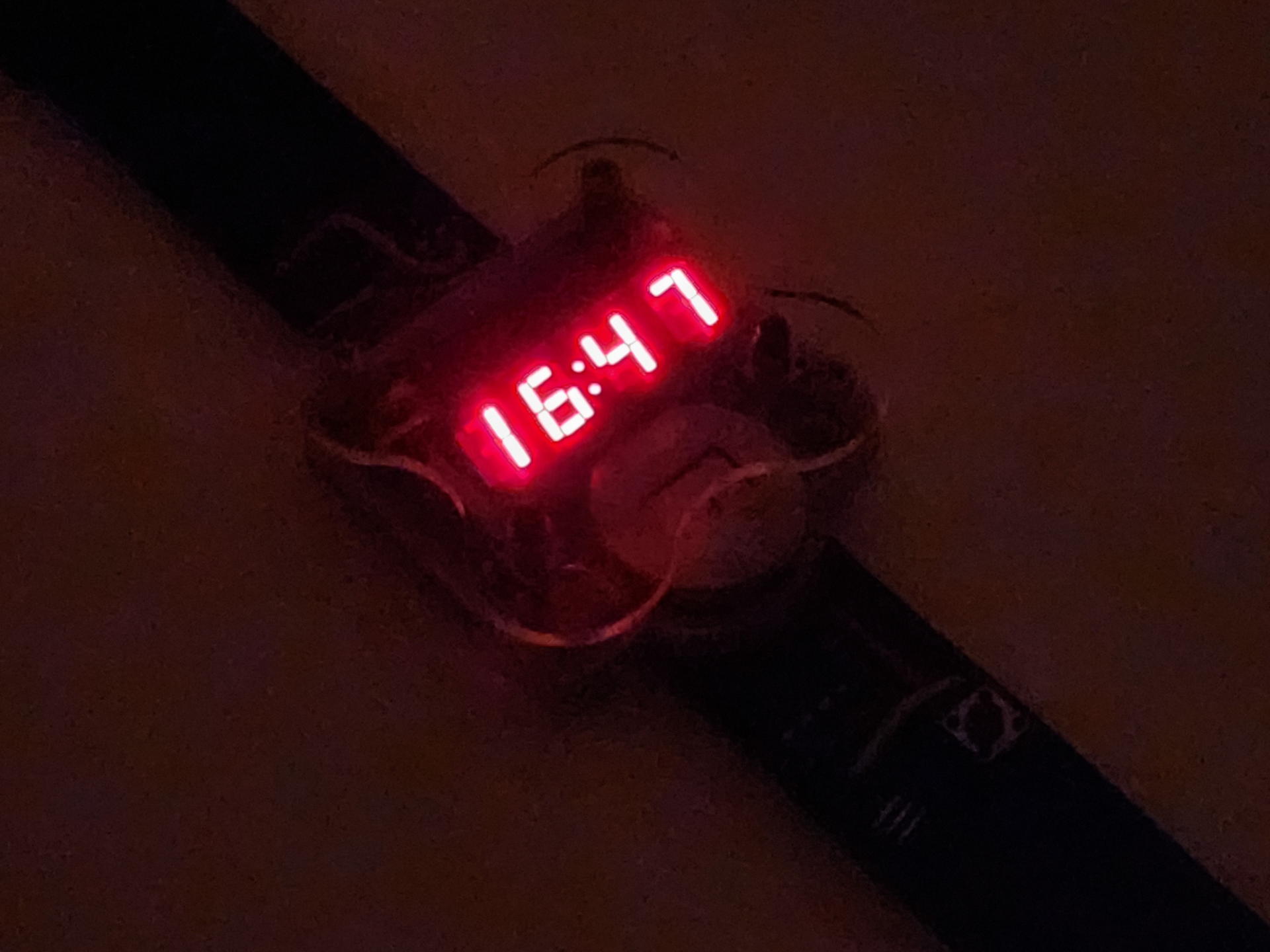 赤いLED表示は昼夜とも視認性には問題なさそうだ