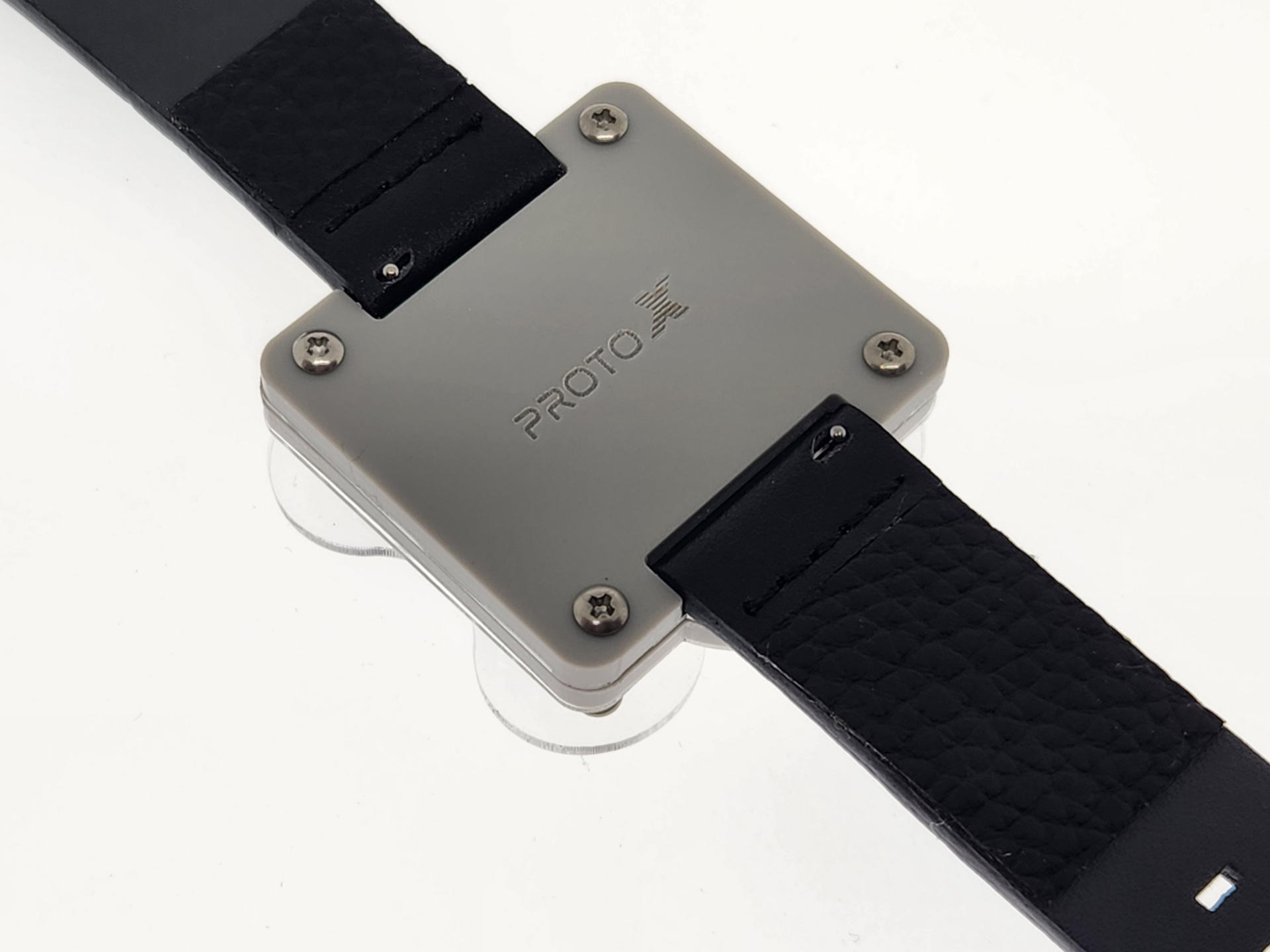 超シンプルなアクリルパッケージで届いたプロトX腕時計。裏面にはモデルロゴ。ベルトは専用ツール無しで取り付け取り外しの出来るイージーレバーを採用している