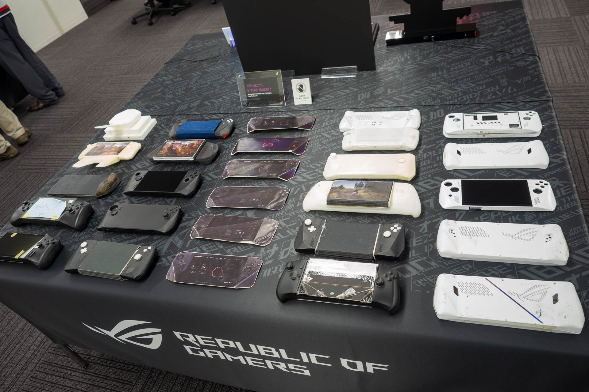 製品の形状を決定するまで5年の開発期間をかけ、さまざまなタイプのモックを作成したとのこと