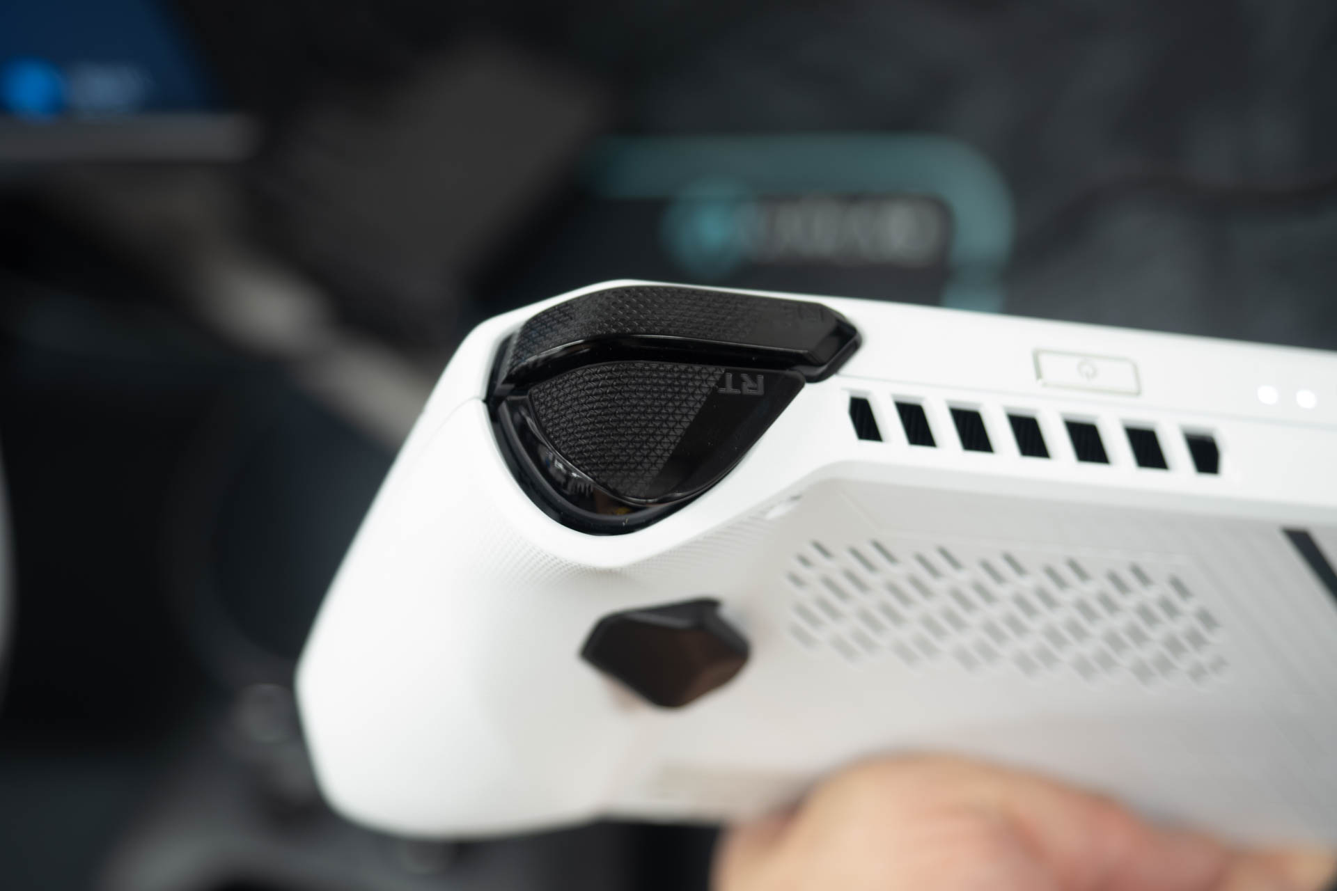 本体上部の右バンパー/右トリガー周辺