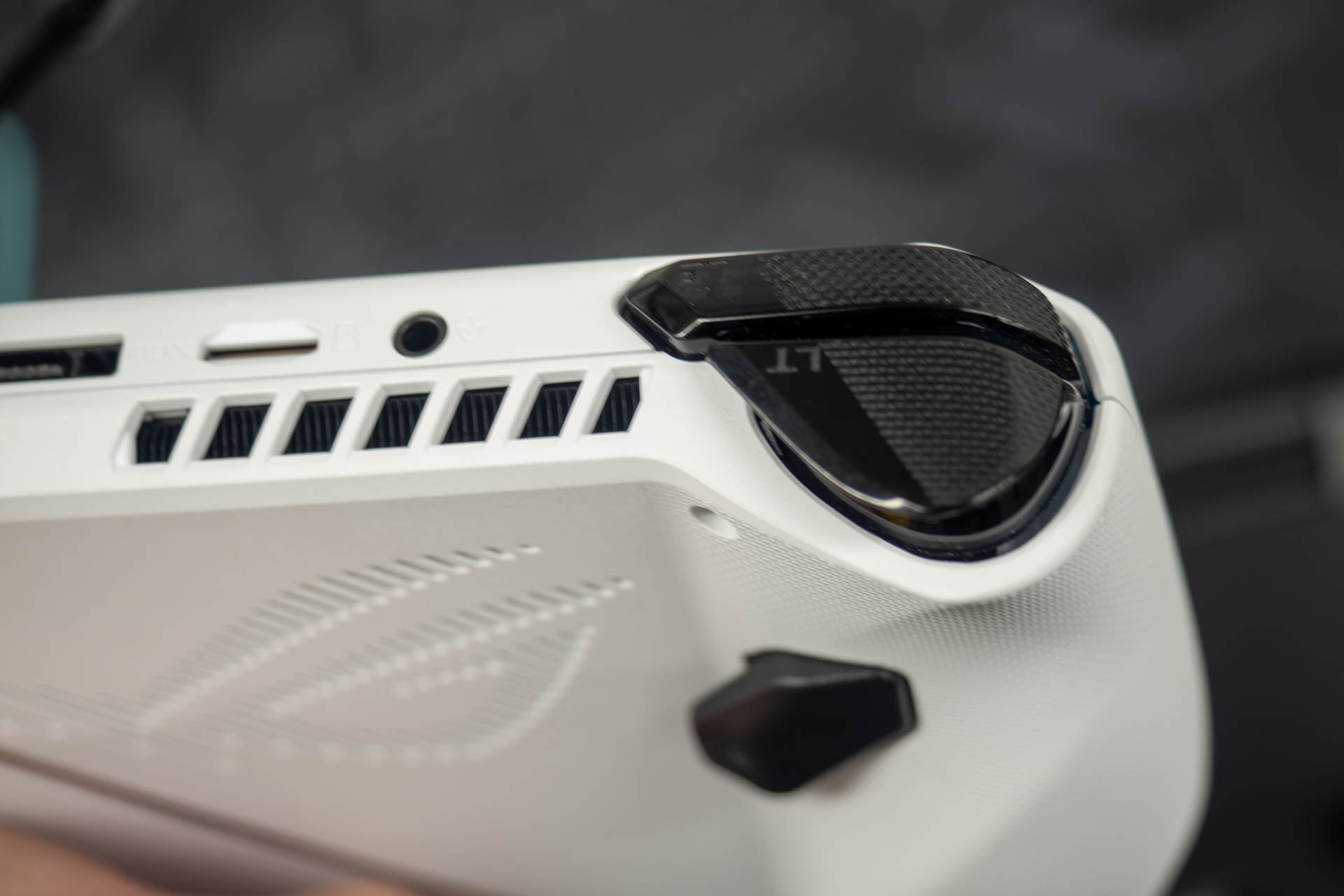 本体上部の左バンパー/左トリガー周辺