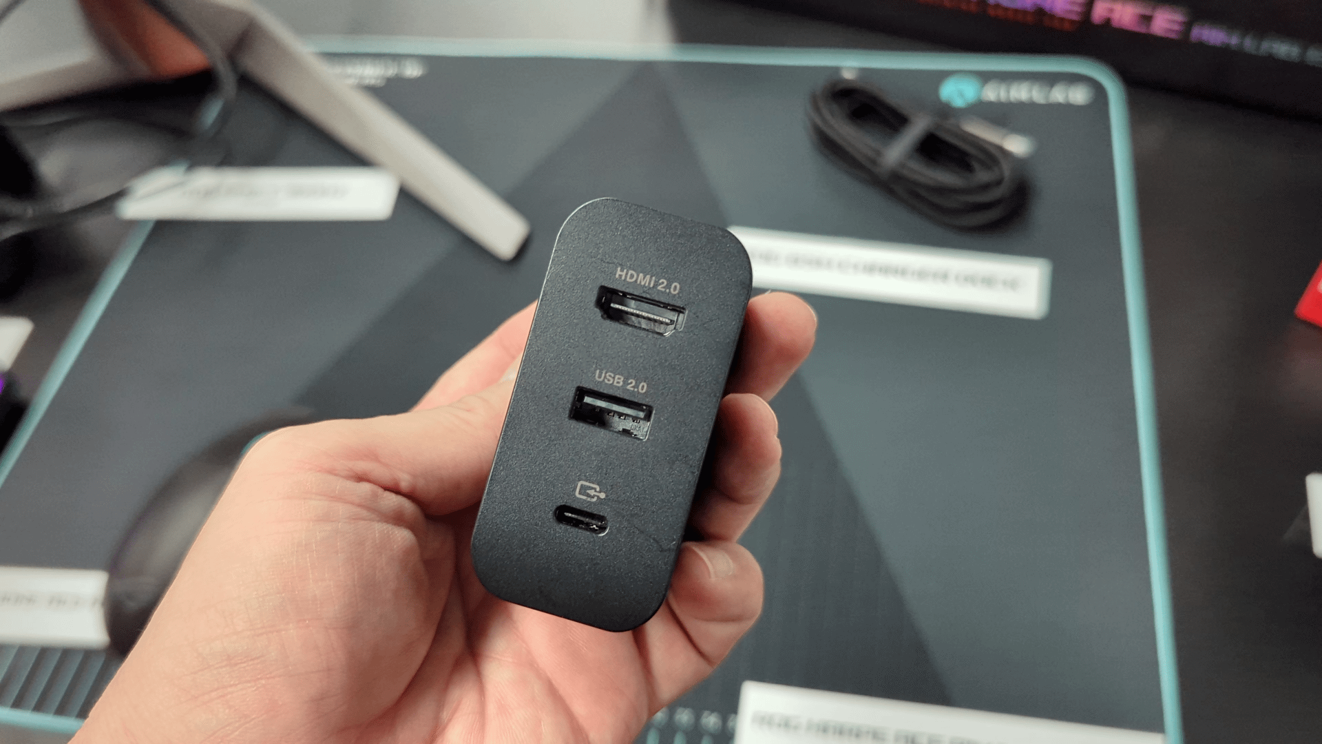 HDMI端子を装備した充電アダプター「ROG Gaming Charger Dock」