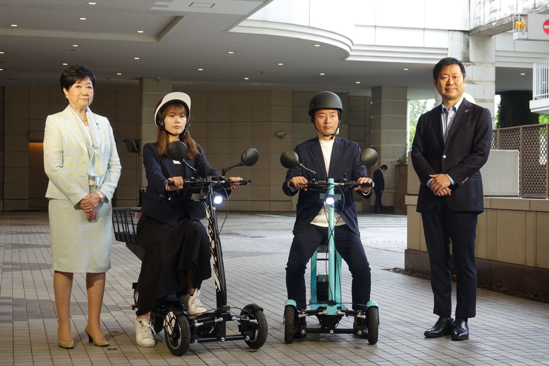 東京都知事 小池百合子氏（左）と、ドコモ・バイクシェア代表取締役社長 武岡雅則氏（右）。EVバイク「GOGO!」と共に