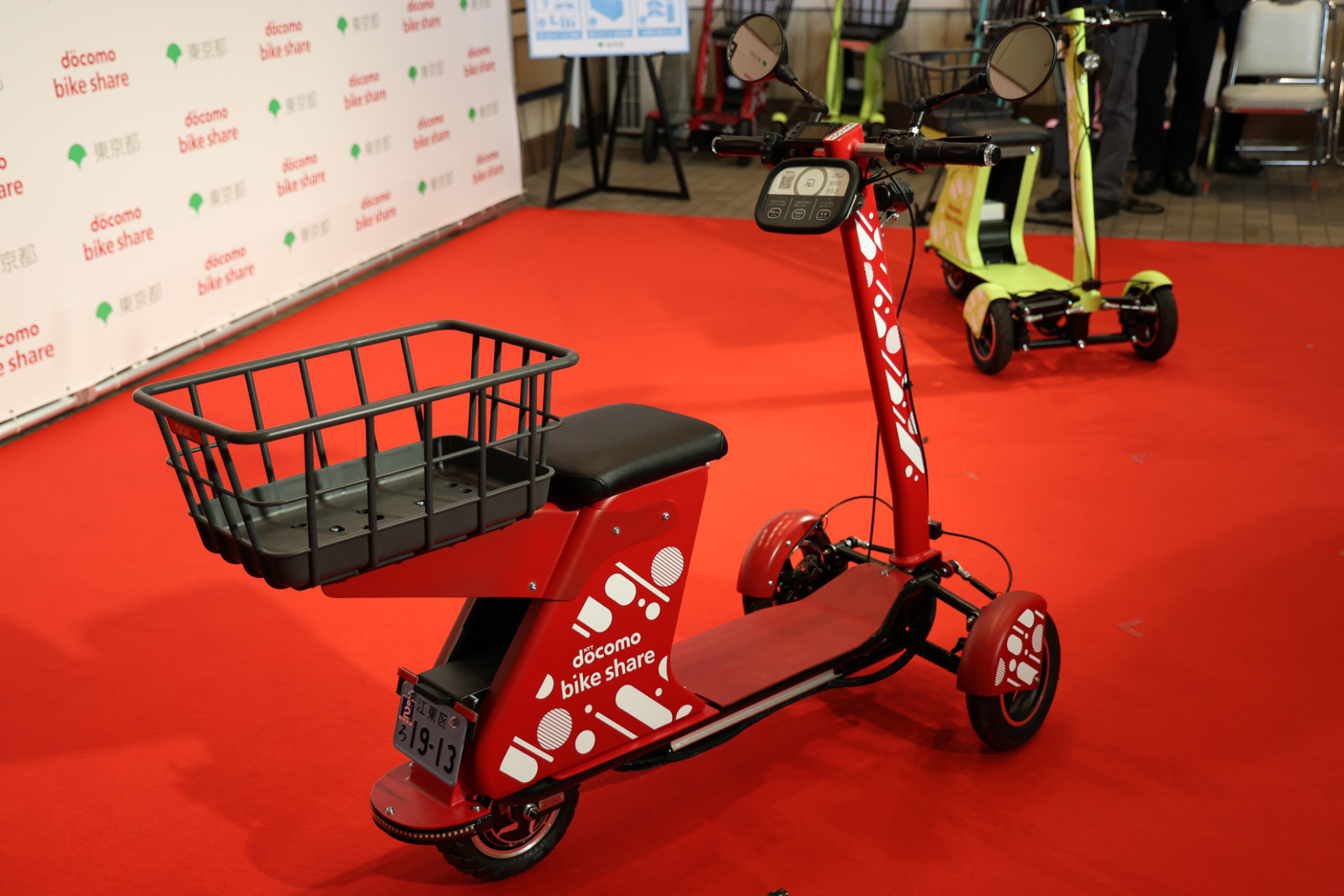 座席の後ろには、荷物を収納できるかごが装備されている