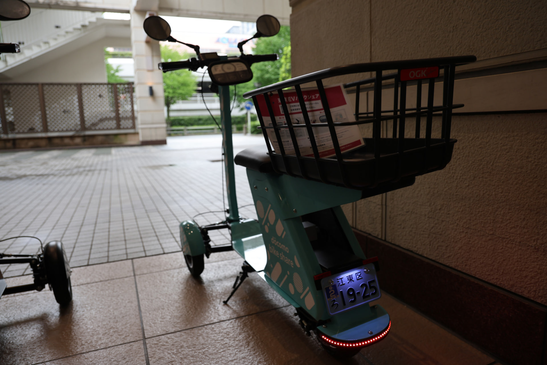 夜間でも走行できるようライトが備わっている