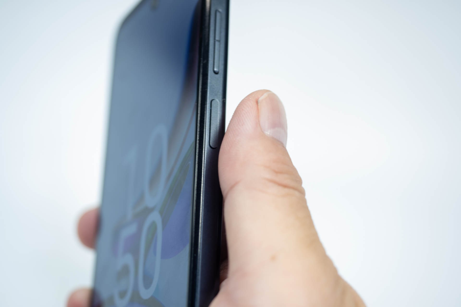 電源ボタンは指紋認証センサー一体型