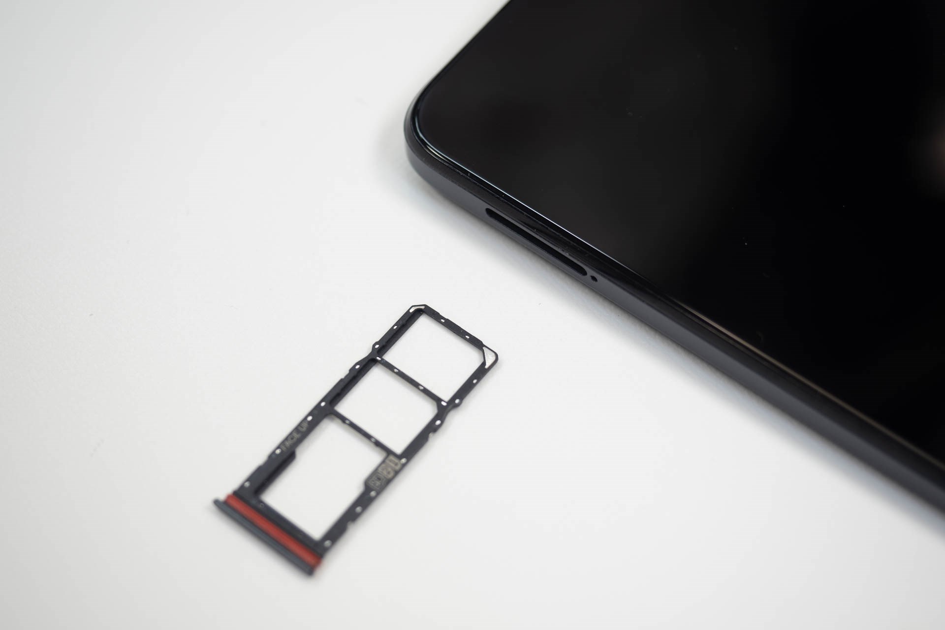 nanoSIM×2、microSDカード×1がセットできるSIMトレー