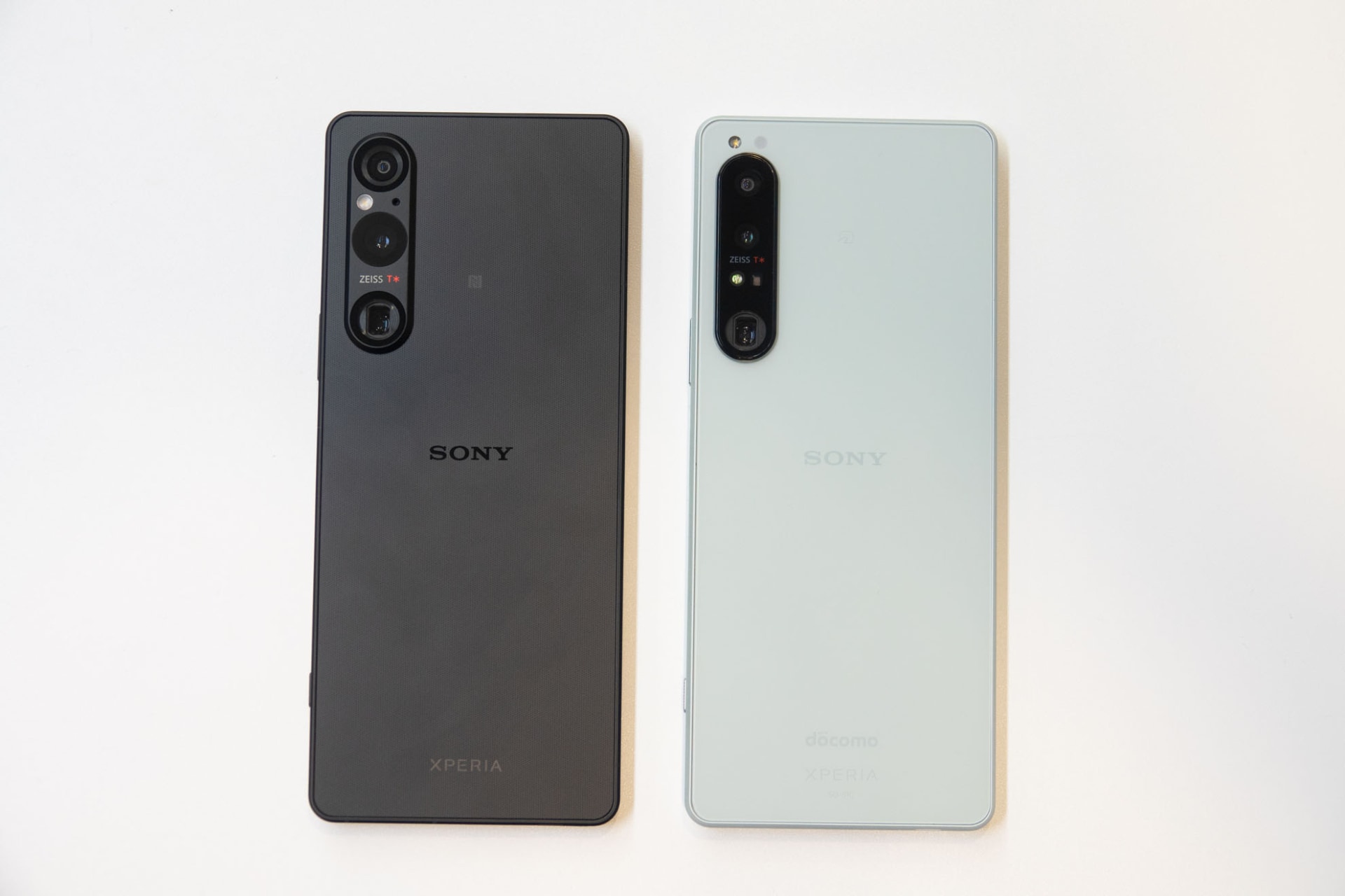 「Xperia 1 V」（左）と「Xperia 1 IV」（右）のスペックをチェック