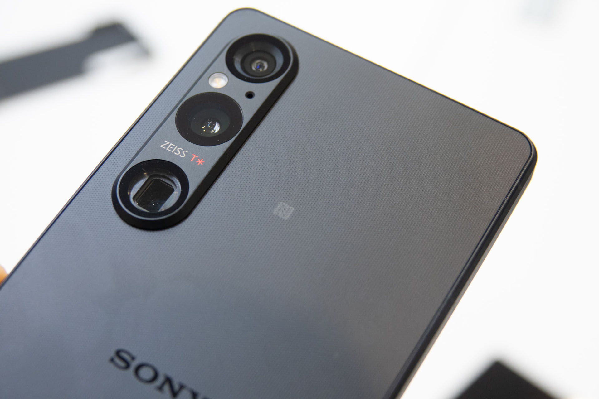 「Xperia 1 V」では、背面に細かな凹凸がある