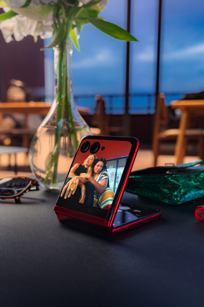 米モトローラ、カバーディスプレイが大型化した「razr 40 Ultra」発表