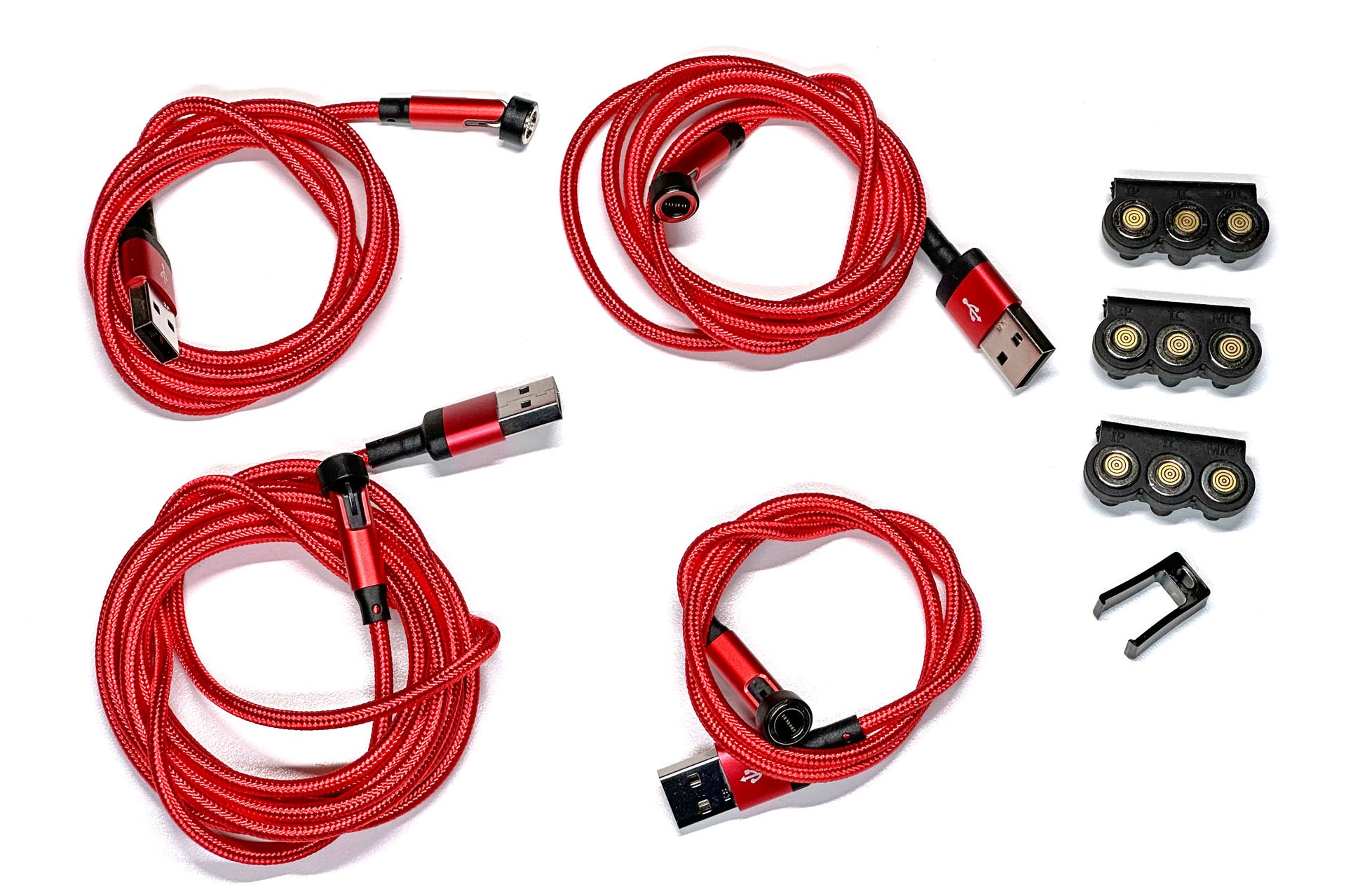 ケーブル×4本＋コネクター×9個のセット品。ケーブルは、50cm×1本、100cm×2本、200cm×1本。マグネット式のコネクターはType-CとLightningとmicroUSBがそれぞれ3個ずつ付属する。コネクターのホルダーも付属していた。右下のコの字のパーツは、端末に装着したコネクターを外すための道具（なくても外せるが）。