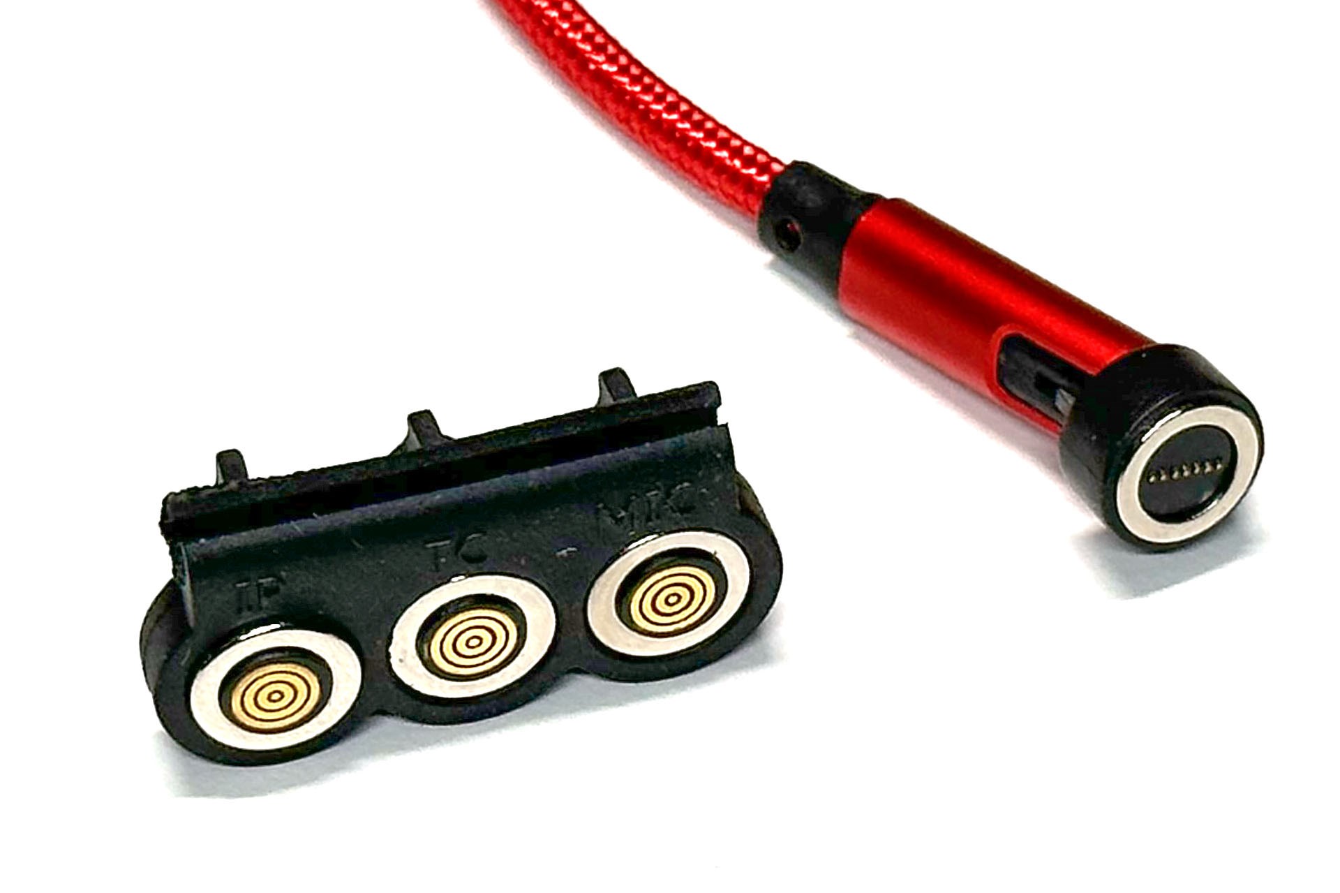 ホルダーには3つのコネクターをセットしておける。ケーブル側のマグネット接点は、540度回転可能となっている。