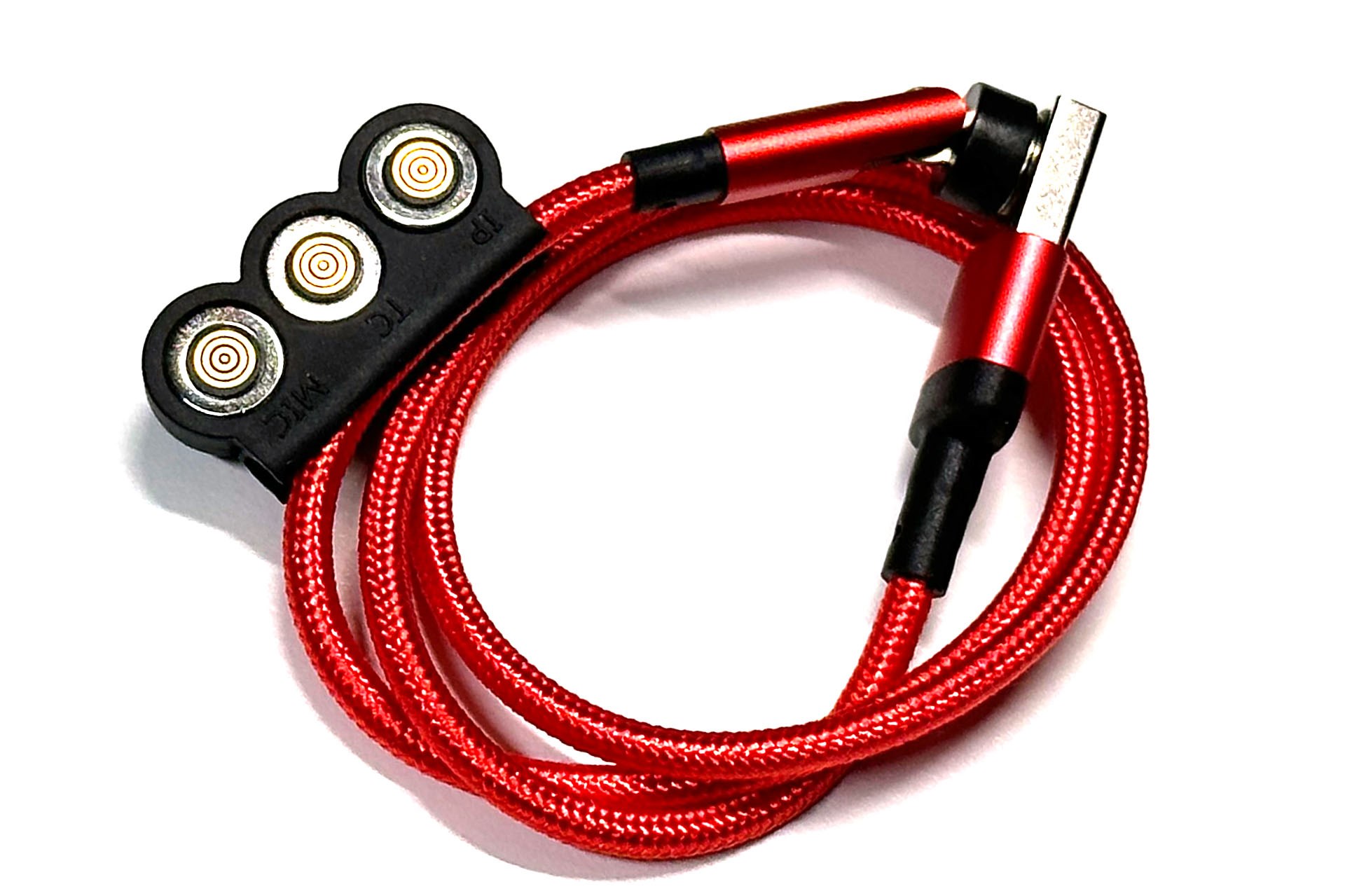 コネクター、ケーブル側マグネット接点、USB-A端子はマグネット吸着することもできる。なので、うまく使えばケーブルを巻いた状態で容易に留められる。