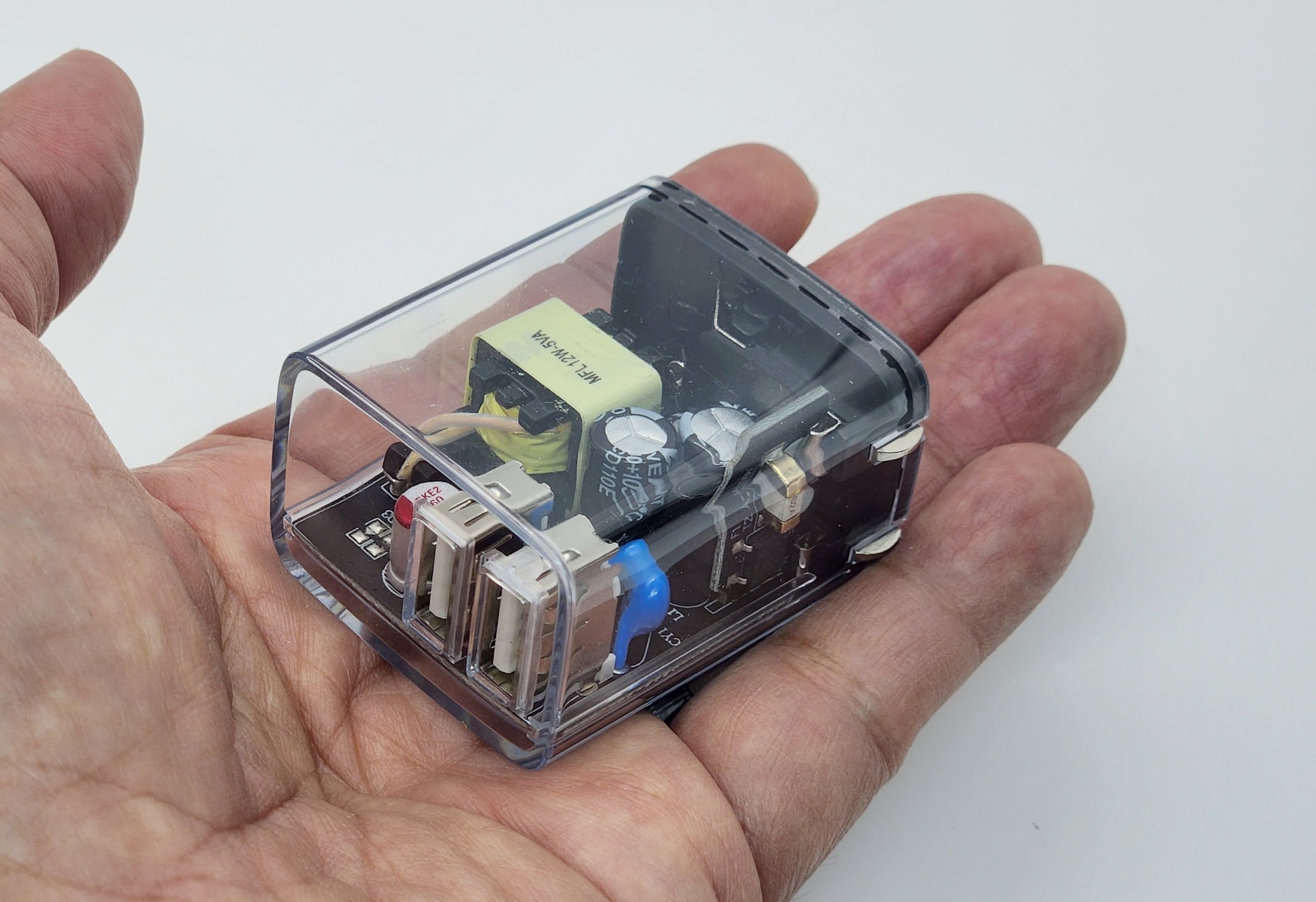 27×48×41mm、重さ43gとコンパクトで綺麗なクリアAC充電器