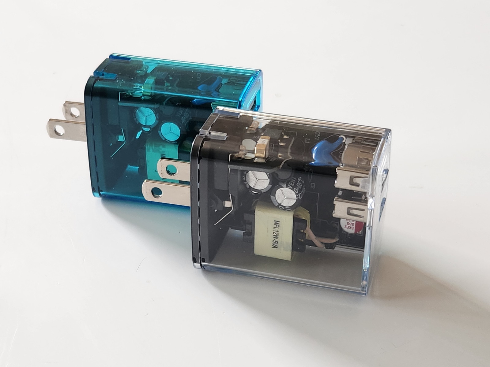 筆者はブルーとクリアを手に入れたがレッド、パープルモデルもある