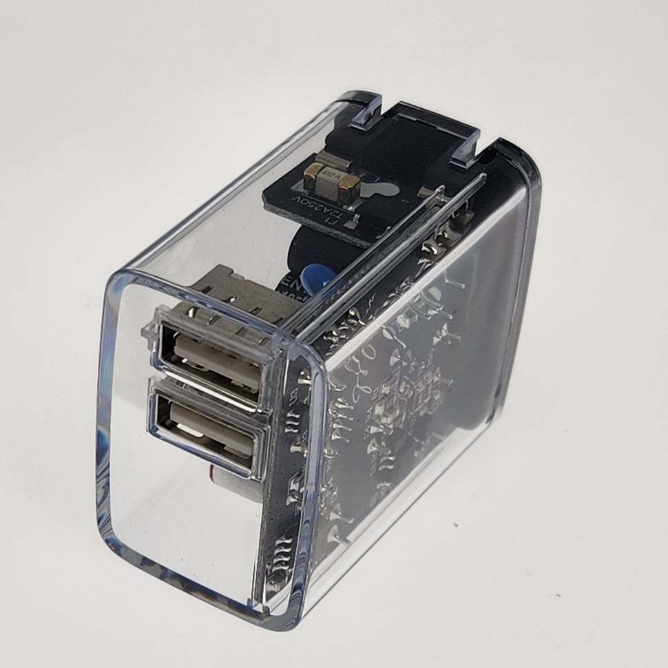 ちょっとレガシーな感じのType-Aポートが2個。折り畳み式のプラグ。AC100V-240V 50/60Hz対応でDC5V/2.4Aと極めて標準的