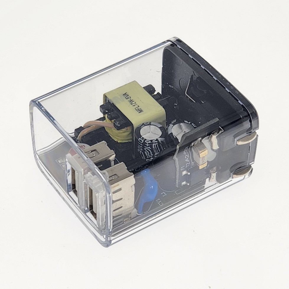 ちょっとレガシーな感じのType-Aポートが2個。折り畳み式のプラグ。AC100V-240V 50/60Hz対応でDC5V/2.4Aと極めて標準的