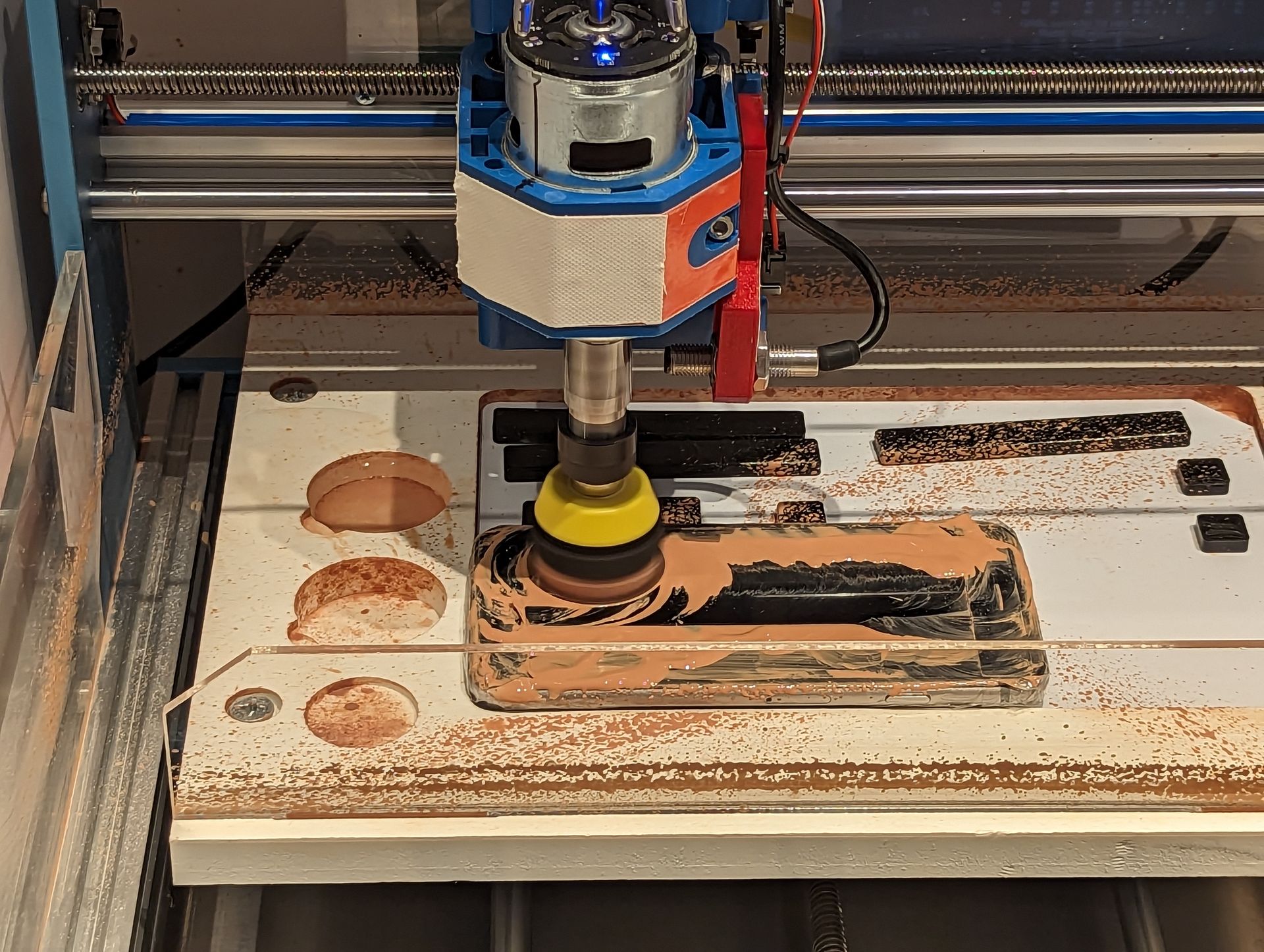 研磨材を塗られた画面上をパッドが高速回転して磨いていく。最初は画面を上下に、次は左右にヘッドが動いて2度研磨する