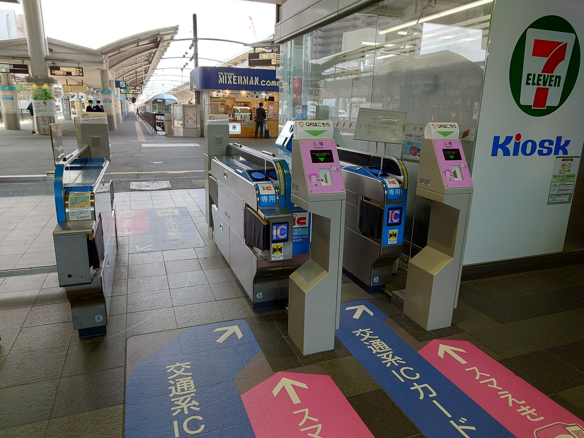 高松駅と高知駅にQRコードリーダーを備える「スマえき専用改札機」を設置。こちらは高松駅のスマえき専用改札機で、2列用意している