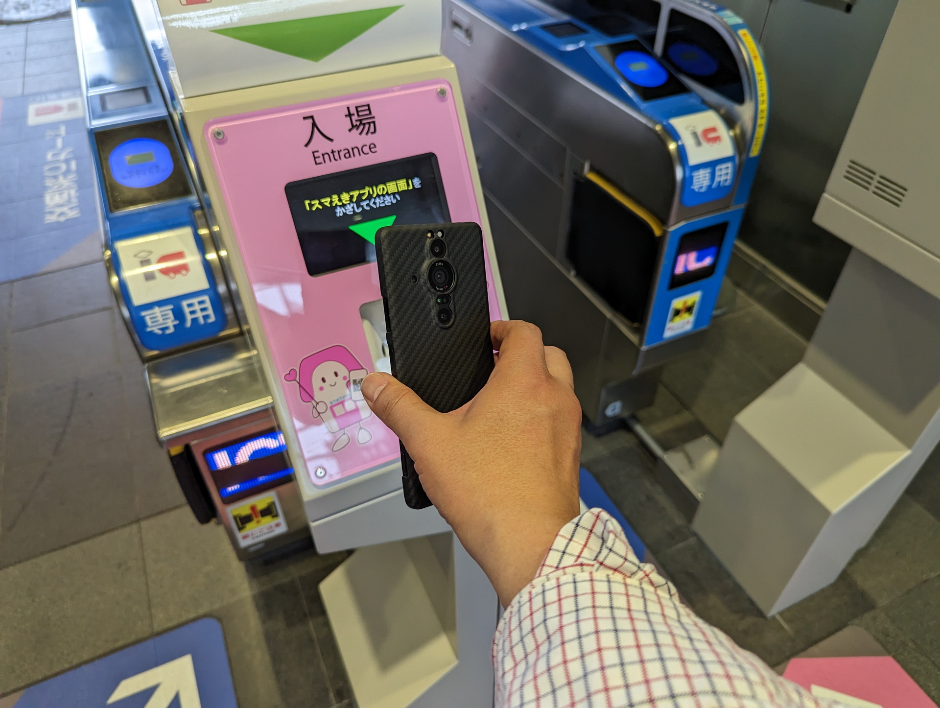利用開始にしたきっぷのQRコードをスマえき専用改札機のQRコードリーダーにかざして入場。専用改札機のない駅では、駅係員か乗車した列車の乗務員に画面を見せる