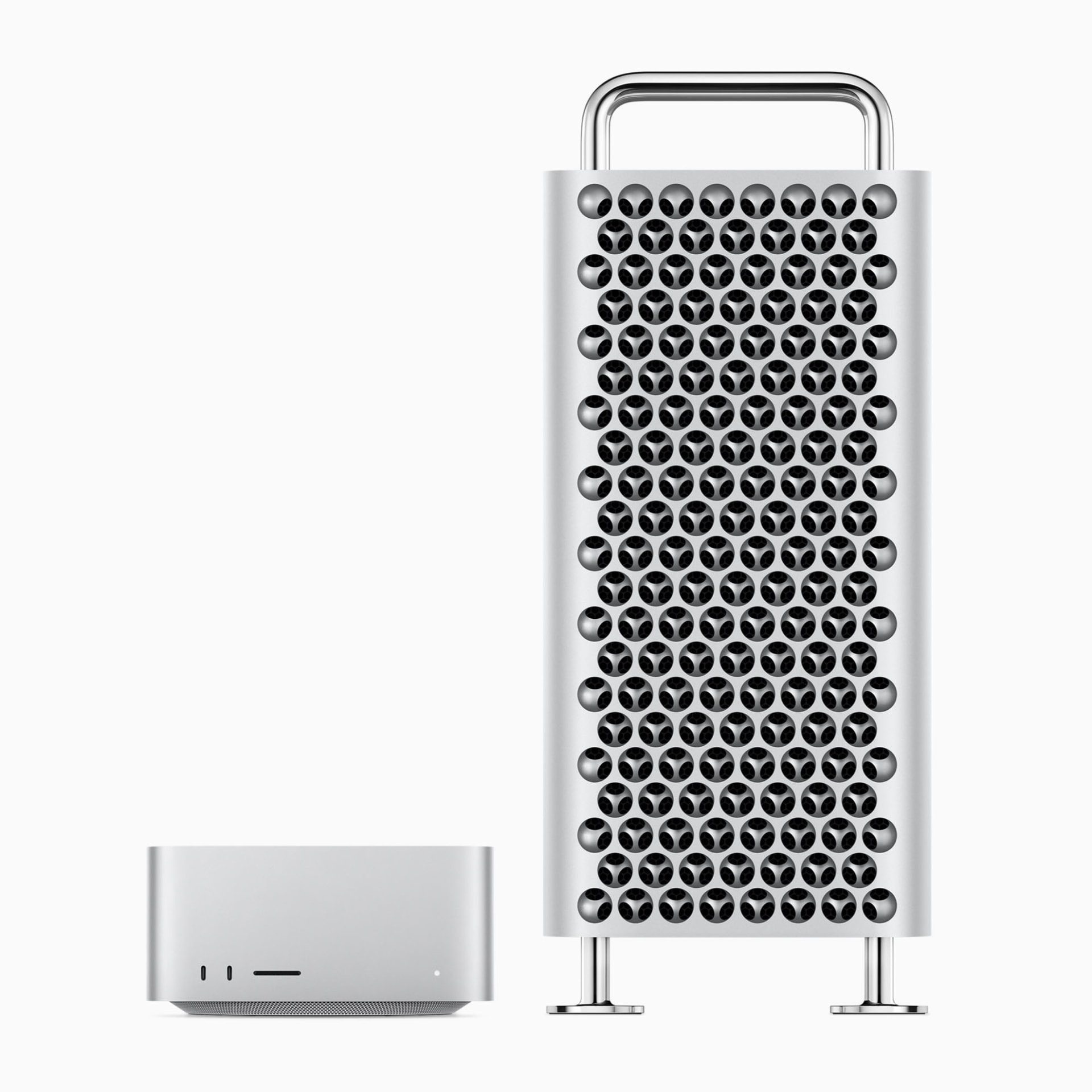 新しい「Mac Studio」（左）、「Mac Pro」（右）が発表