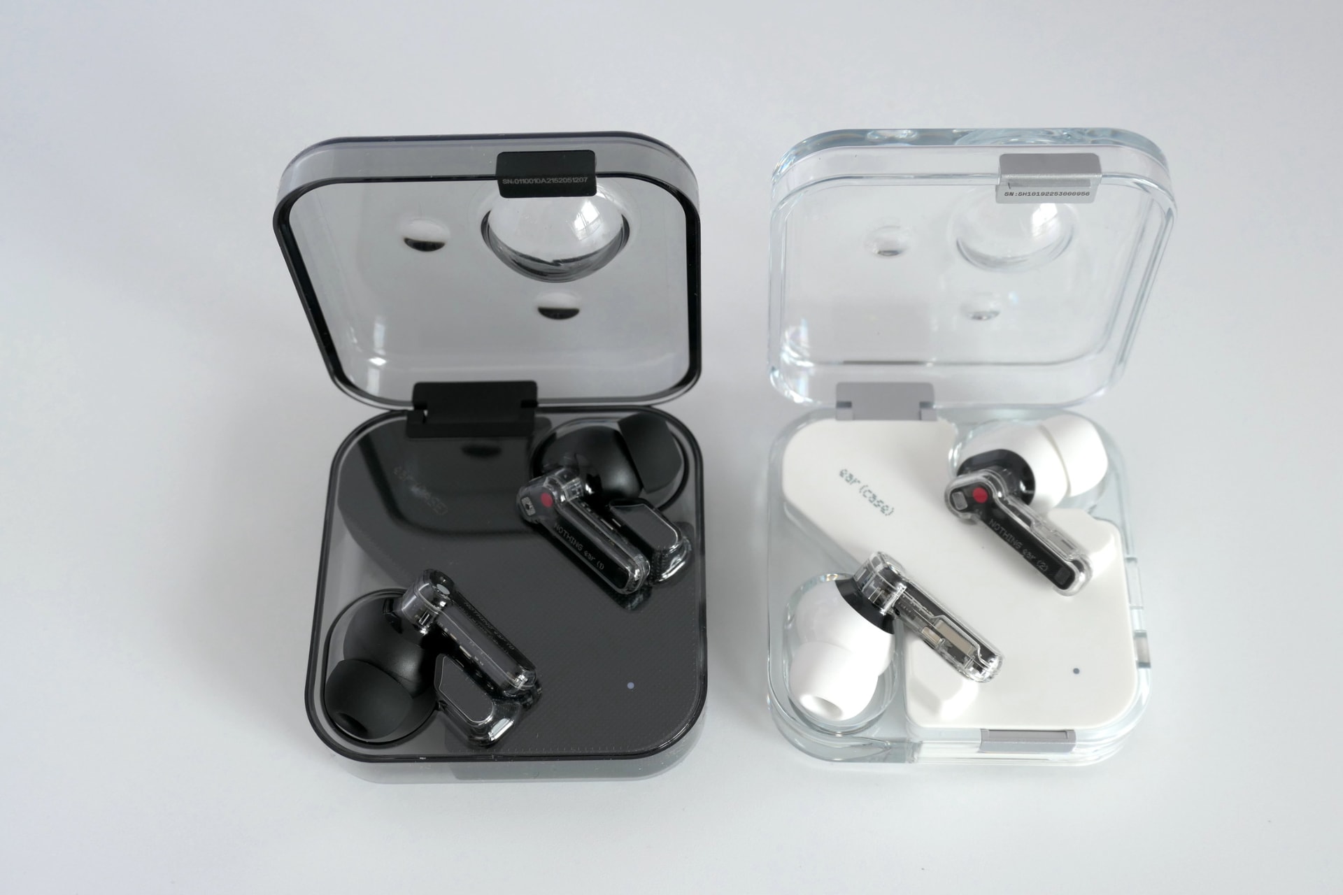 左がNothing Ear (1)、右がNothing Ear (2)。Ear (1)はホワイトとブラックの2色展開だったが、Ear (2)はホワイトのみ。充電ケースも前モデルより軽くなっている