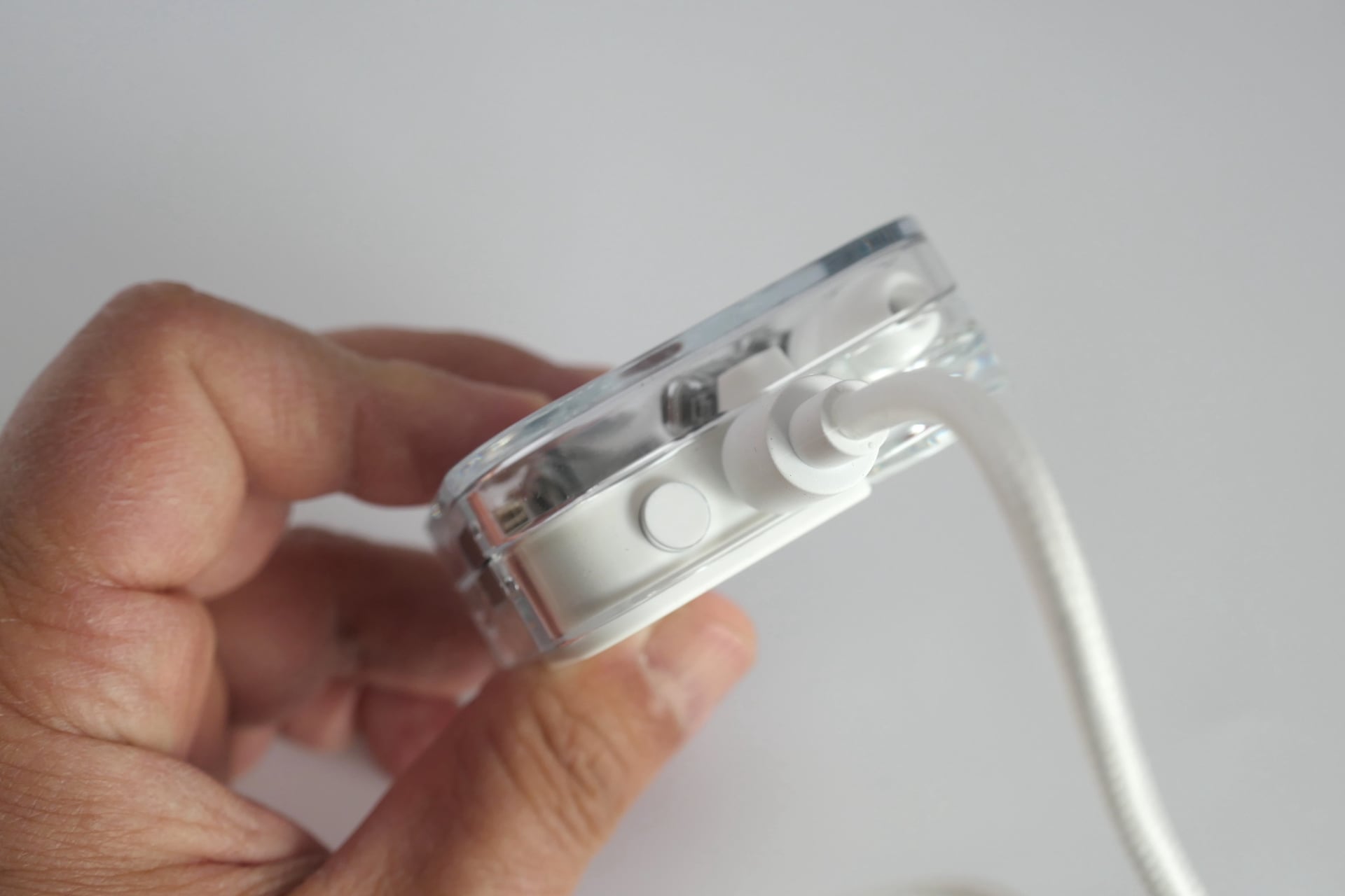 充電ケース使用時の再生時間は最大36時間（イヤホン単体では最大6.3時間）。USB-Cケーブル（同梱）で充電できるほか、ワイヤレス充電にも対応している