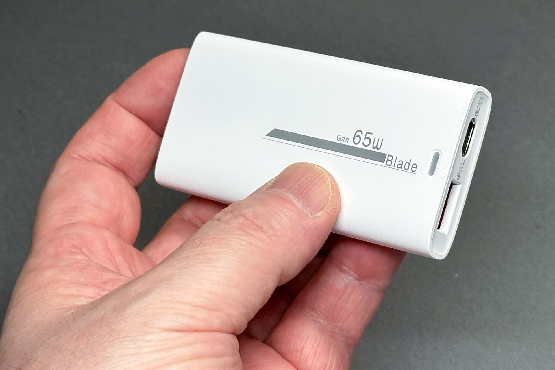 大きさは88×45×14mmで重さは約85g。指でつまめる小ささ軽さだ。