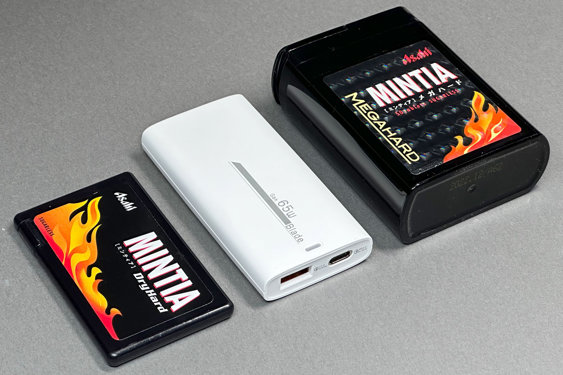 ミンティア各種（薄い通常サイズとタバコ大のメガハード）と比べてもこのサイズ感。