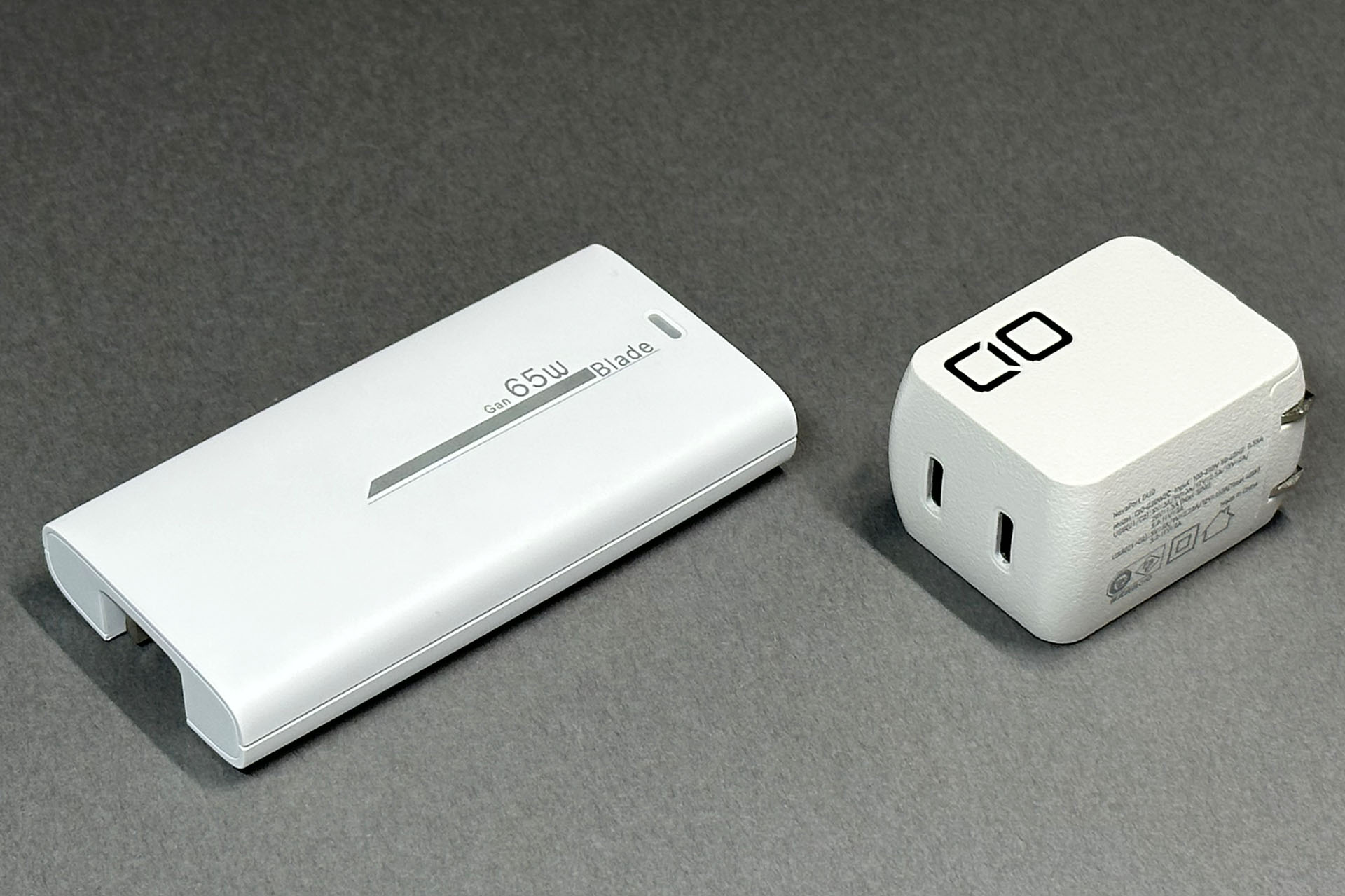 並べてみると、容積的なサイズ感はまあまあ近いものがある。キューブ型のNovaPort DUO 65Wの方が小さいかもしれない。ちなみのどちらも最大65W出力だ。